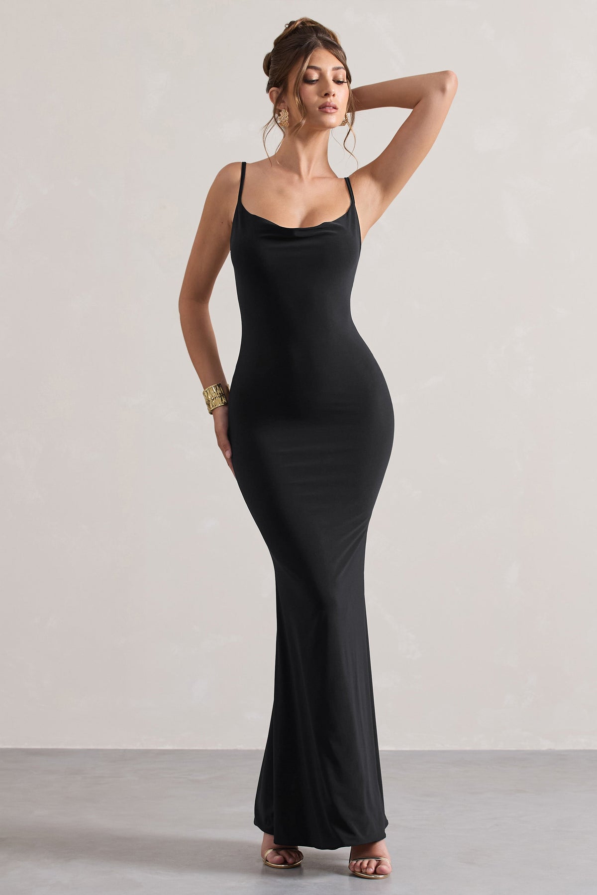 Francoise | Schwarzes Wasserfall-Ausschnitt-Maxikleid mit Rückenausschnitt und Spitzeinsatz
