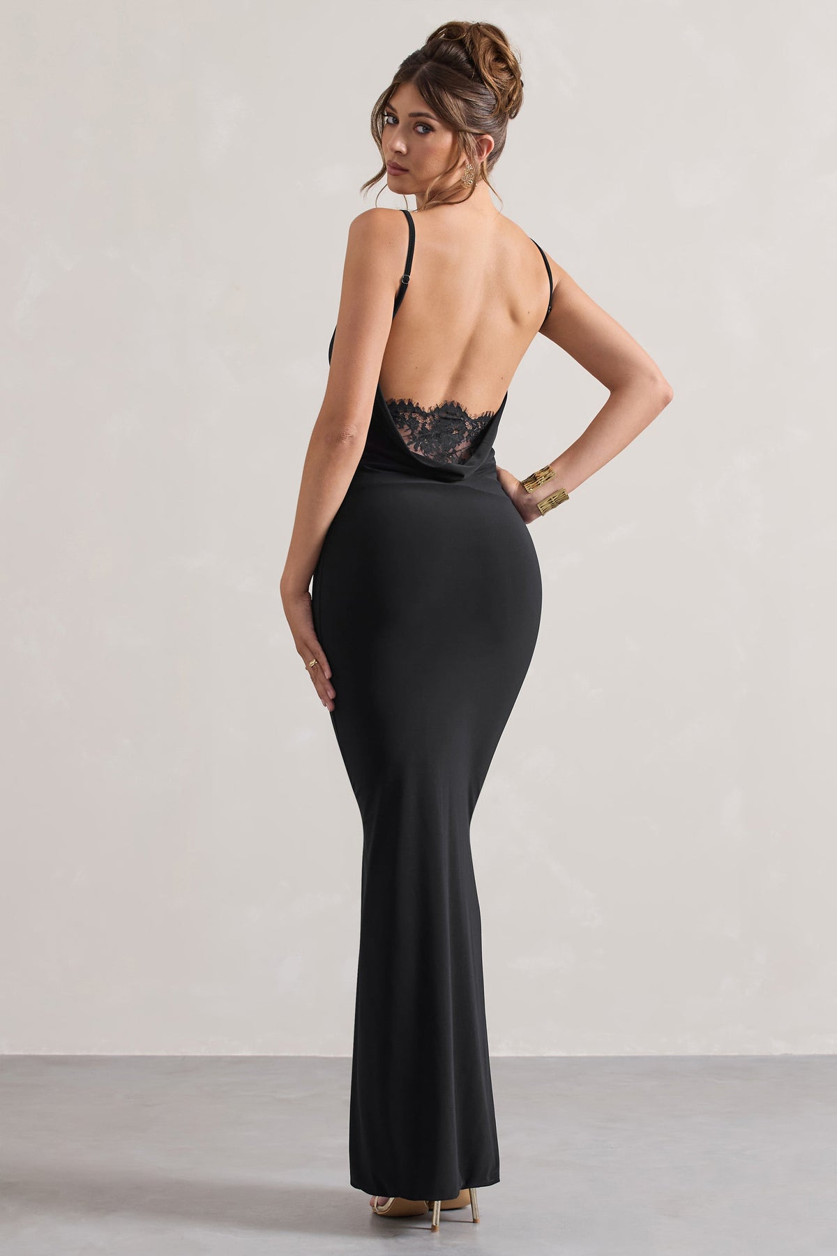 Francoise | Schwarzes Wasserfall-Ausschnitt-Maxikleid mit Rückenausschnitt und Spitzeinsatz