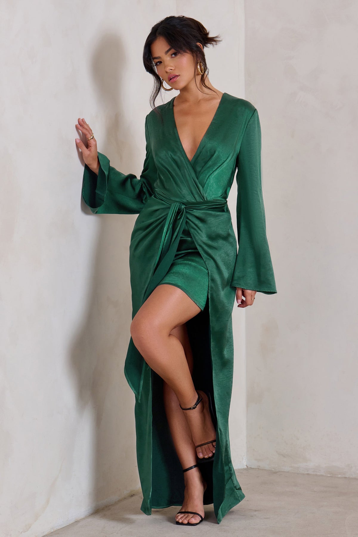 Patricia | Grünes Maxikleid mit V-Ausschnitt, langen Ärmeln und Bindedetail