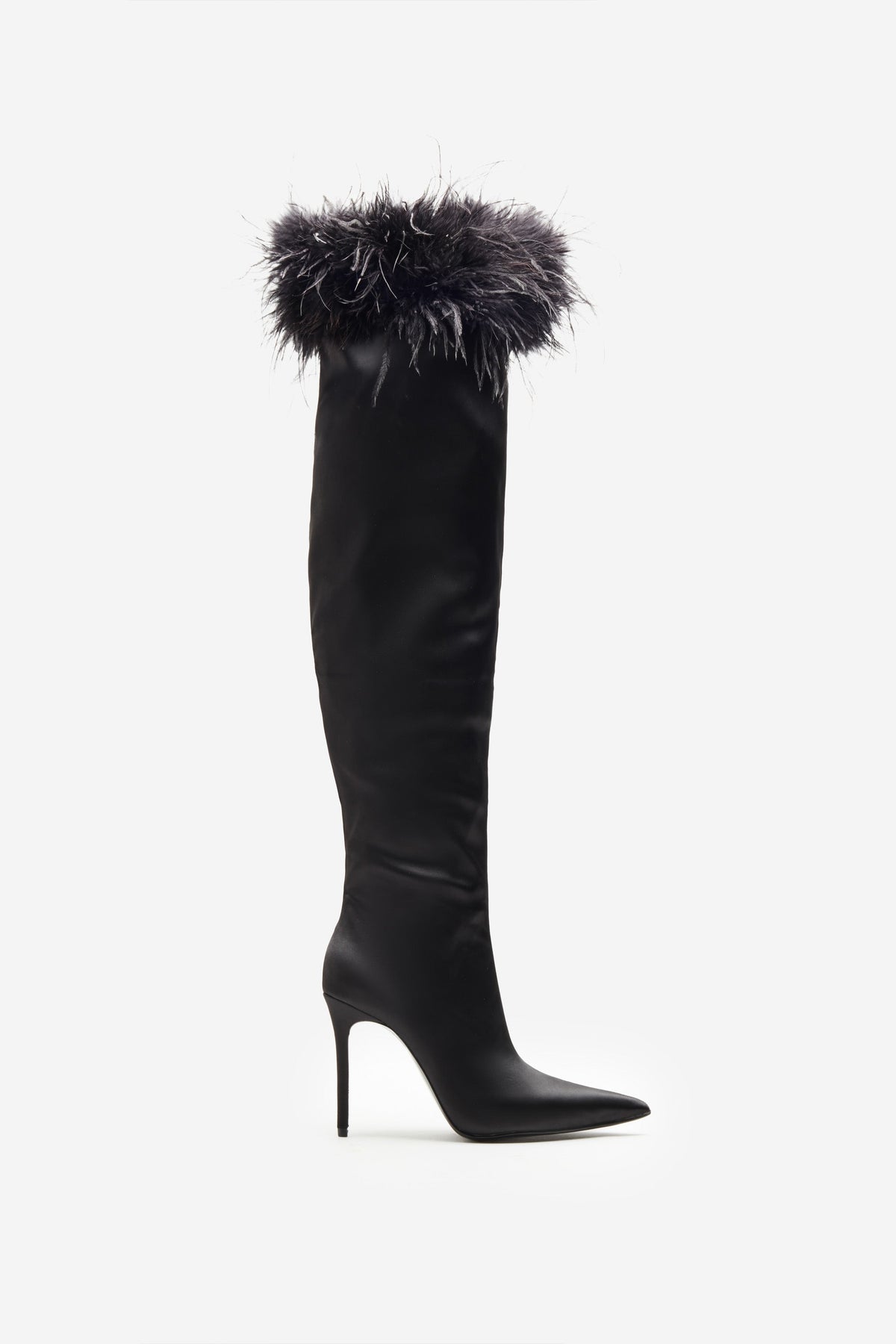 Soho | Schwarze Satin Stiefel mit spitzer Zehenpartie und Federbesatz