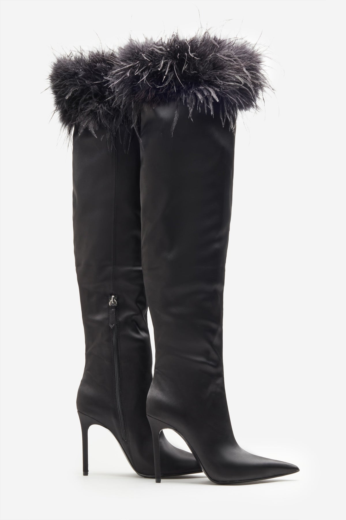 Soho | Schwarze Satin Stiefel mit spitzer Zehenpartie und Federbesatz
