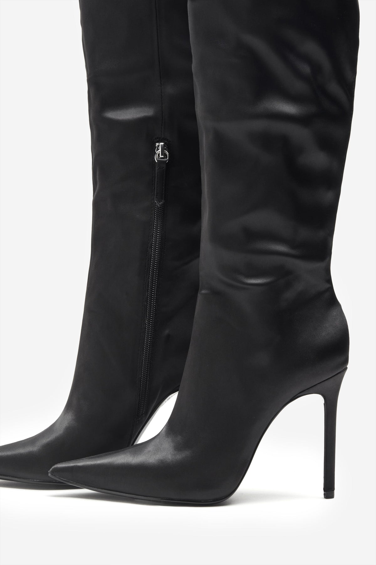 Soho | Schwarze Satin Stiefel mit spitzer Zehenpartie und Federbesatz