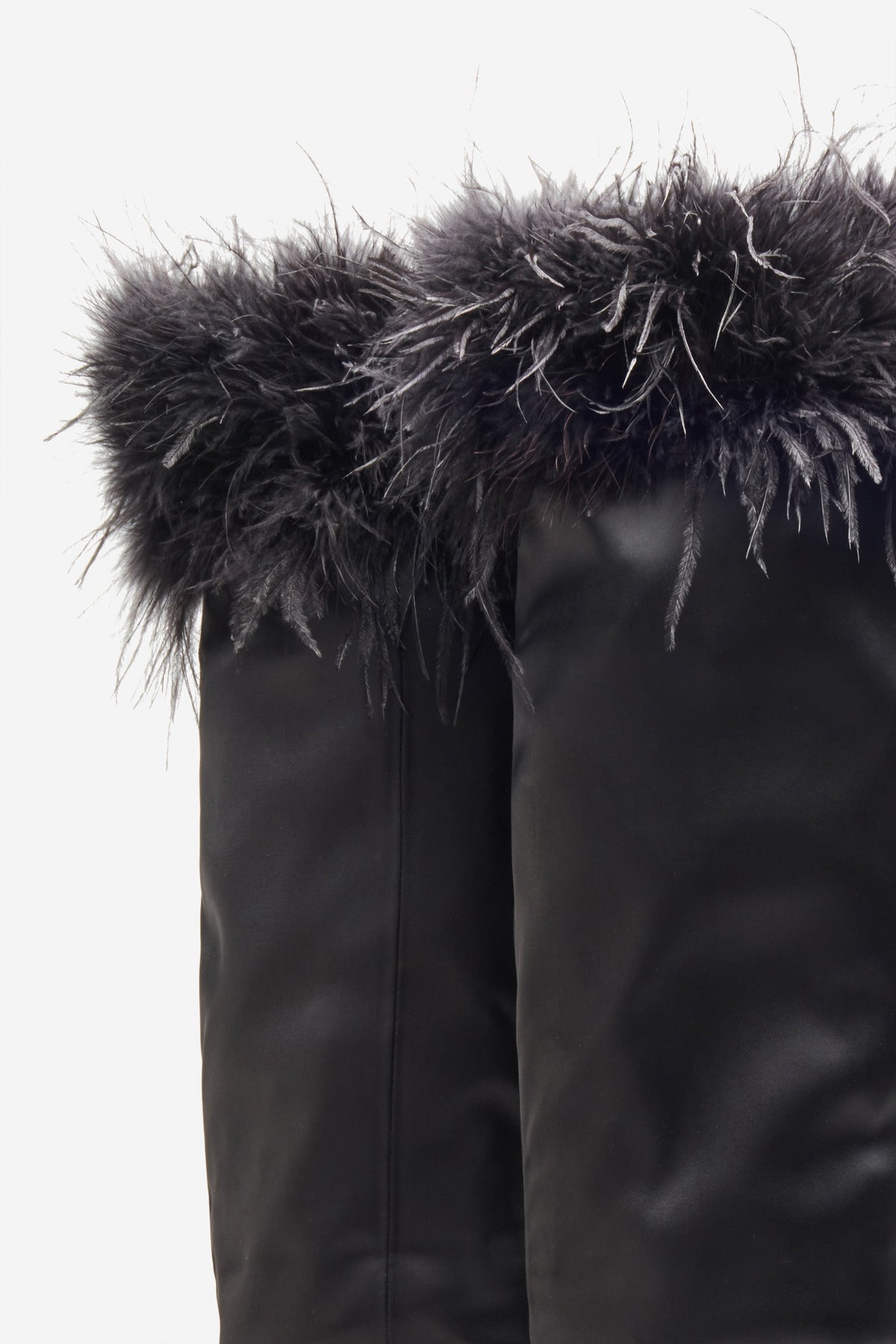 Soho | Schwarze Satin Stiefel mit spitzer Zehenpartie und Federbesatz