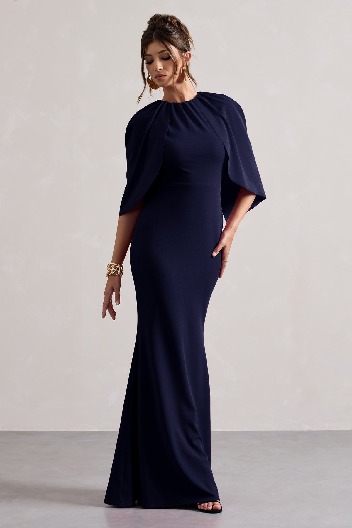 Kianne | Marineblaues drapiertes Maxikleid mit kurzen Ärmeln