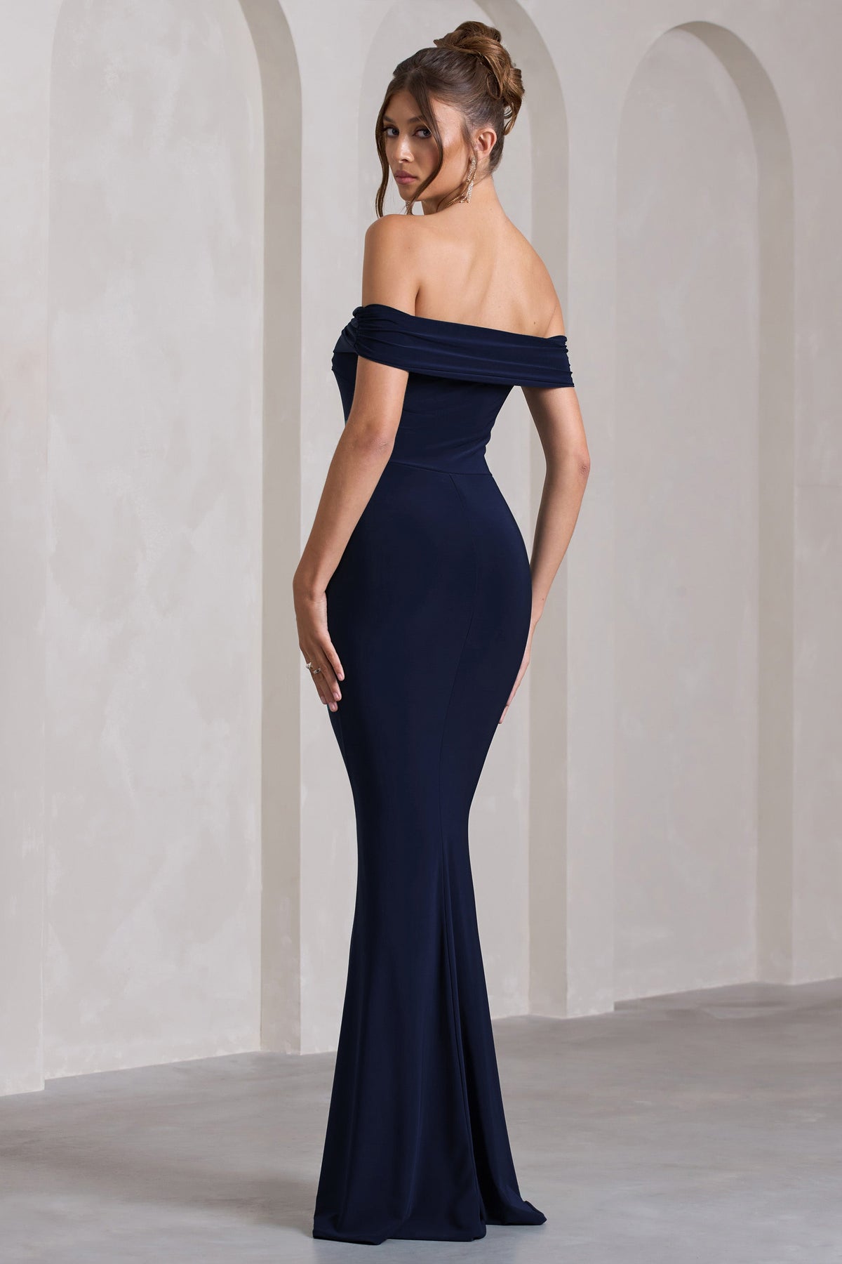 Law of Attraction | Marineblaues Bardot-Maxikleid mit Drapierung und Schlitz
