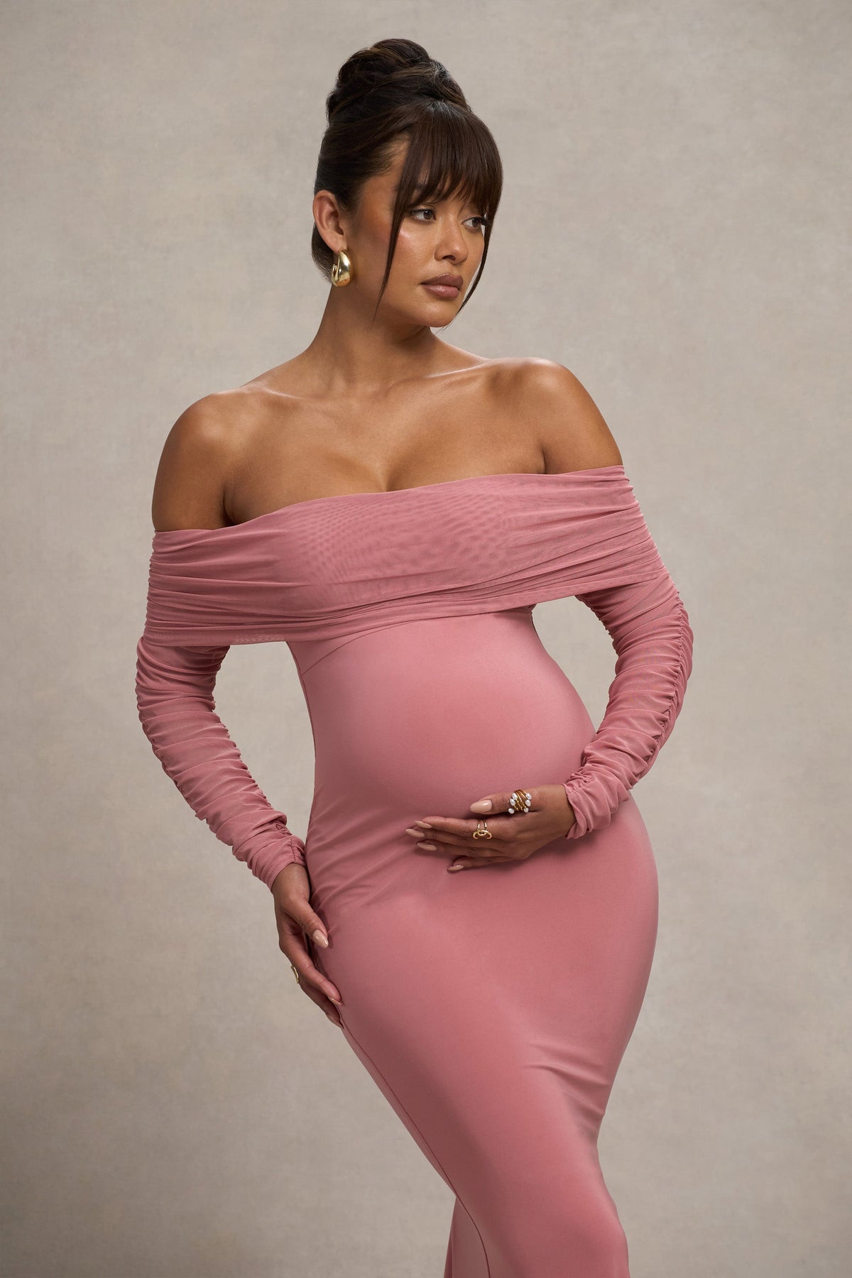 Pretty Perfect | Blassrosa Umstand Maxikleid mit Raffung aus Mesh und Bardot-Ausschnitt