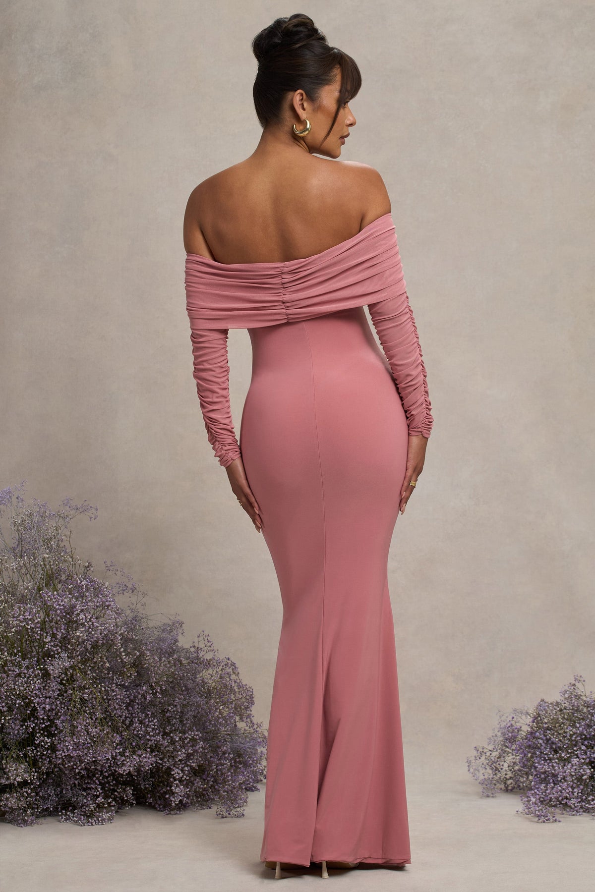 Pretty Perfect | Blassrosa Umstand Maxikleid mit Raffung aus Mesh und Bardot-Ausschnitt