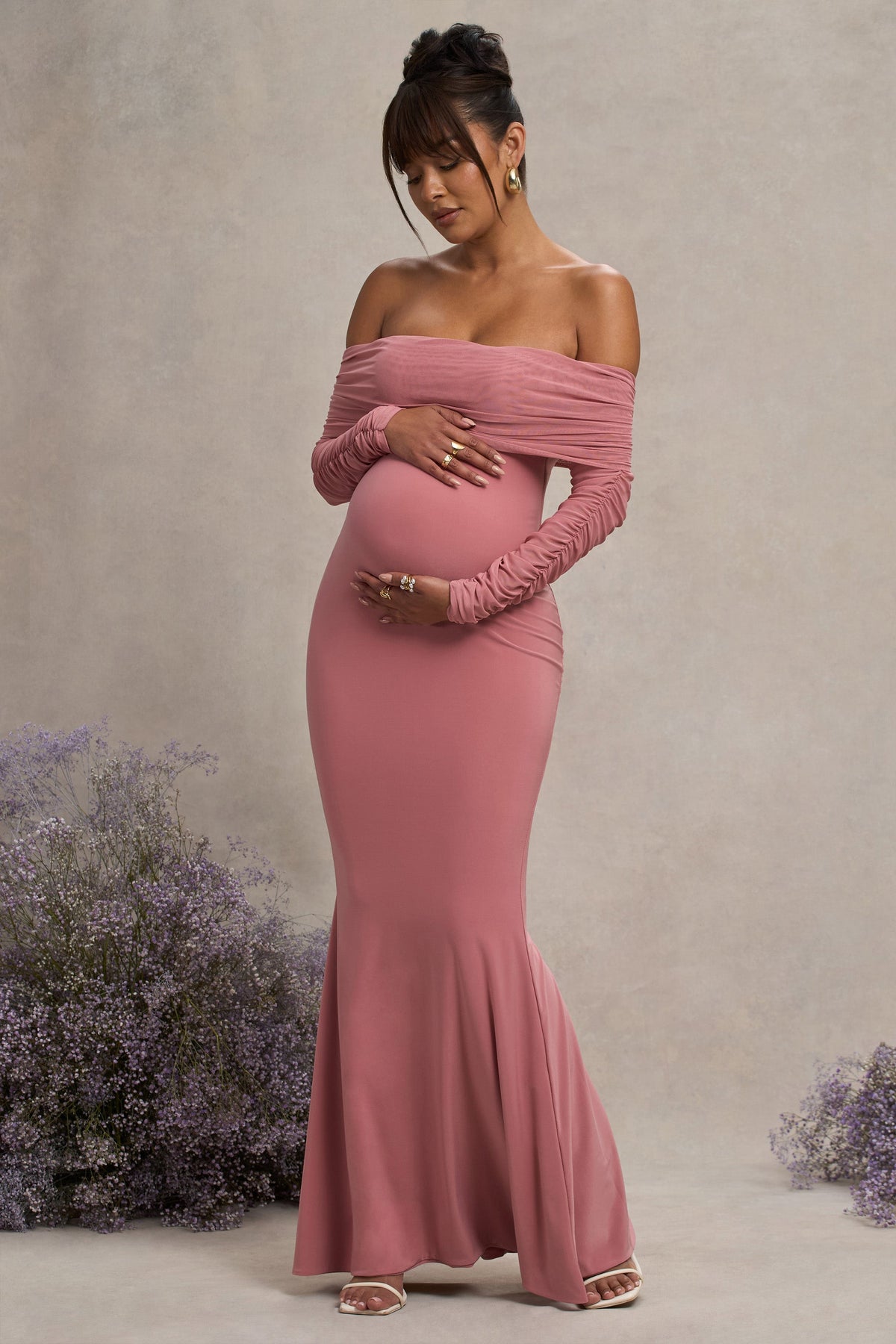 Pretty Perfect | Blassrosa Umstand Maxikleid mit Raffung aus Mesh und Bardot-Ausschnitt