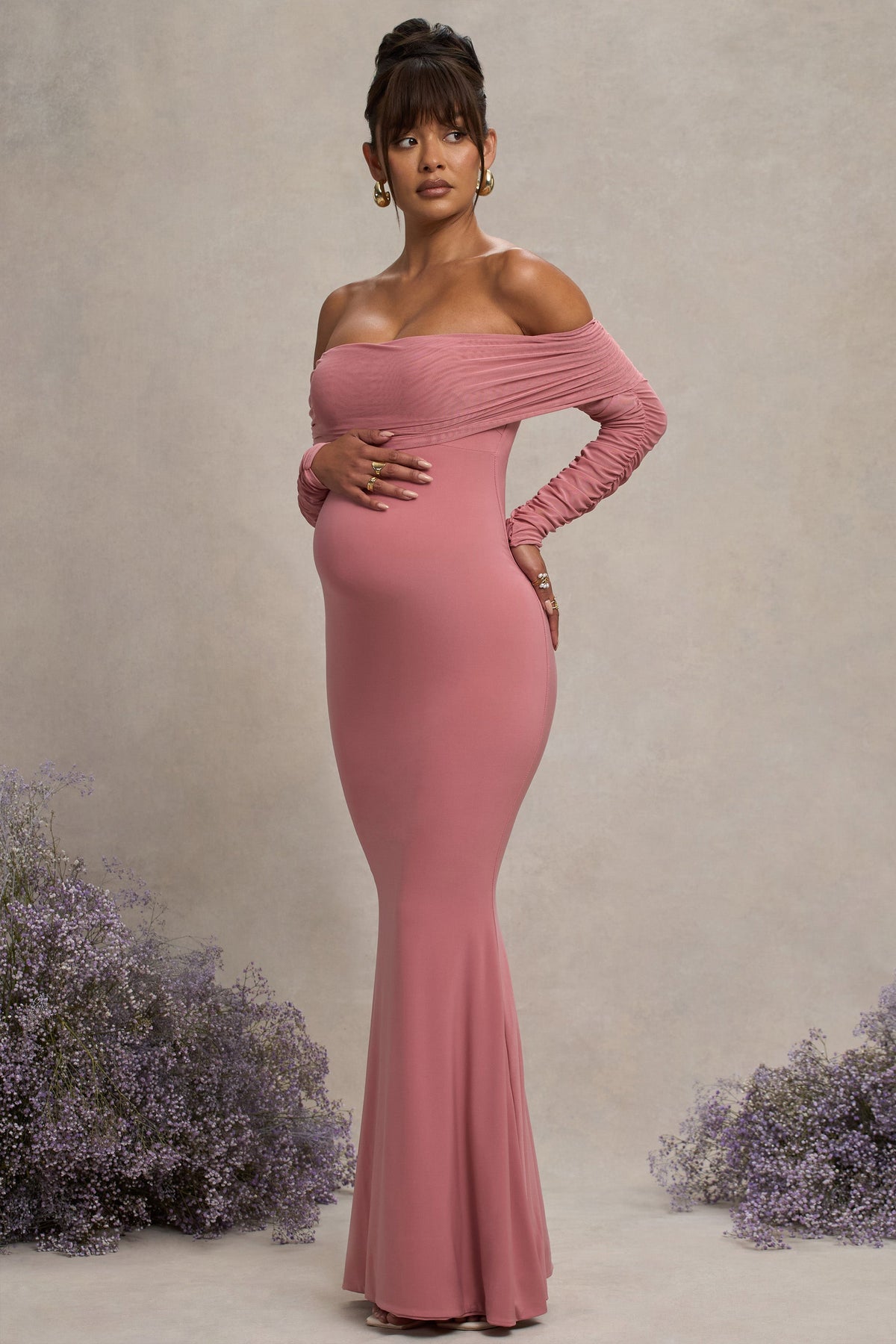 Pretty Perfect | Blassrosa Umstand Maxikleid mit Raffung aus Mesh und Bardot-Ausschnitt