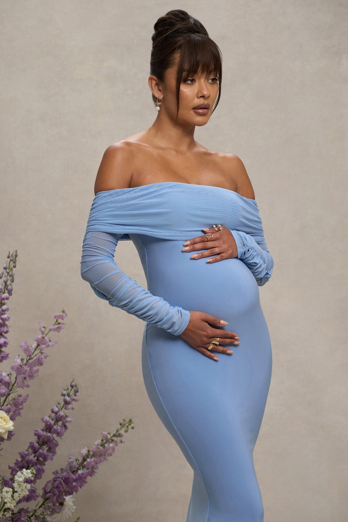 Pretty Perfect | Puderblaues Umstands-Bardot-Maxikleid aus Mesh mit Raffung