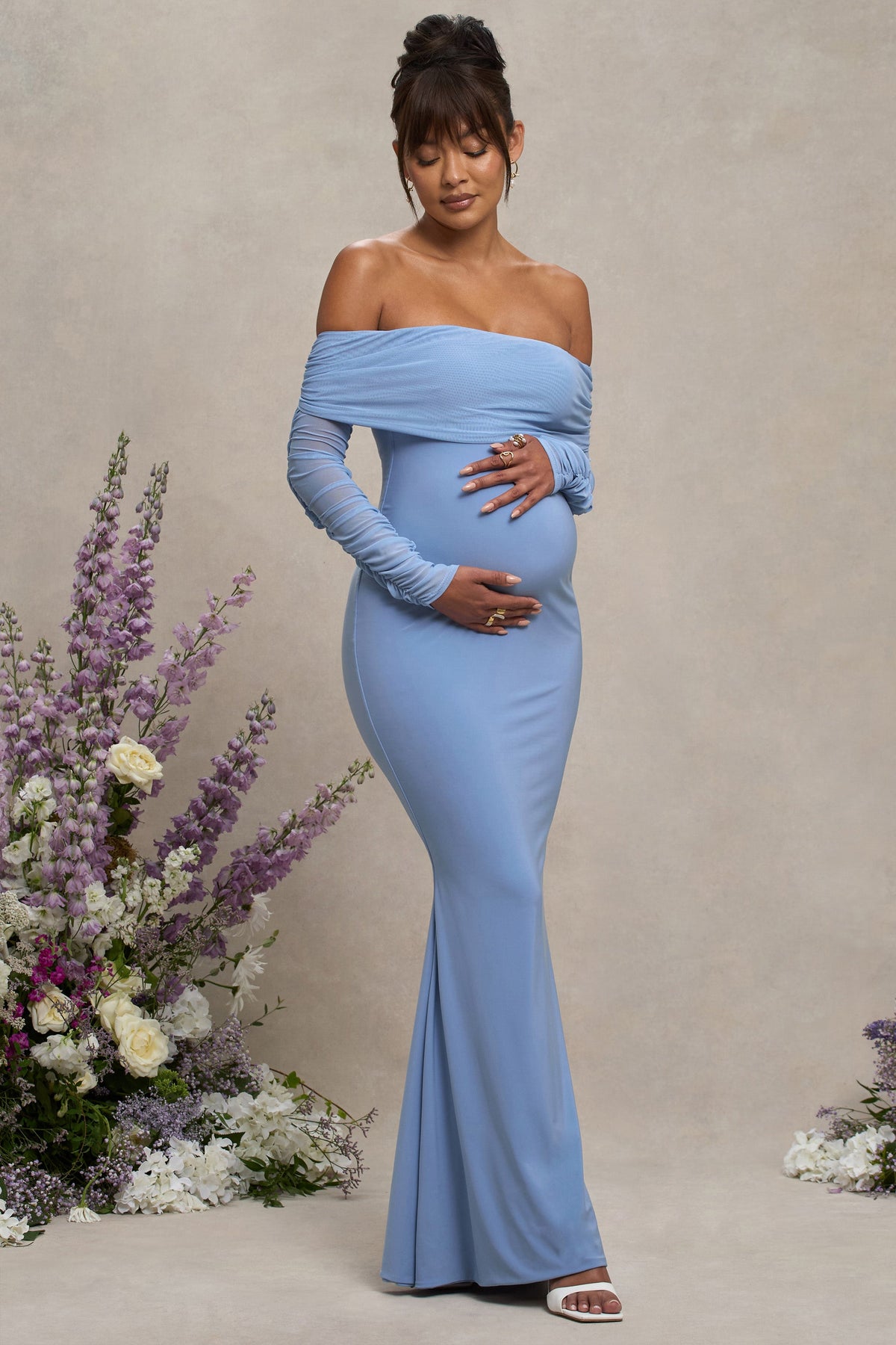 Pretty Perfect | Puderblaues Umstands-Bardot-Maxikleid aus Mesh mit Raffung