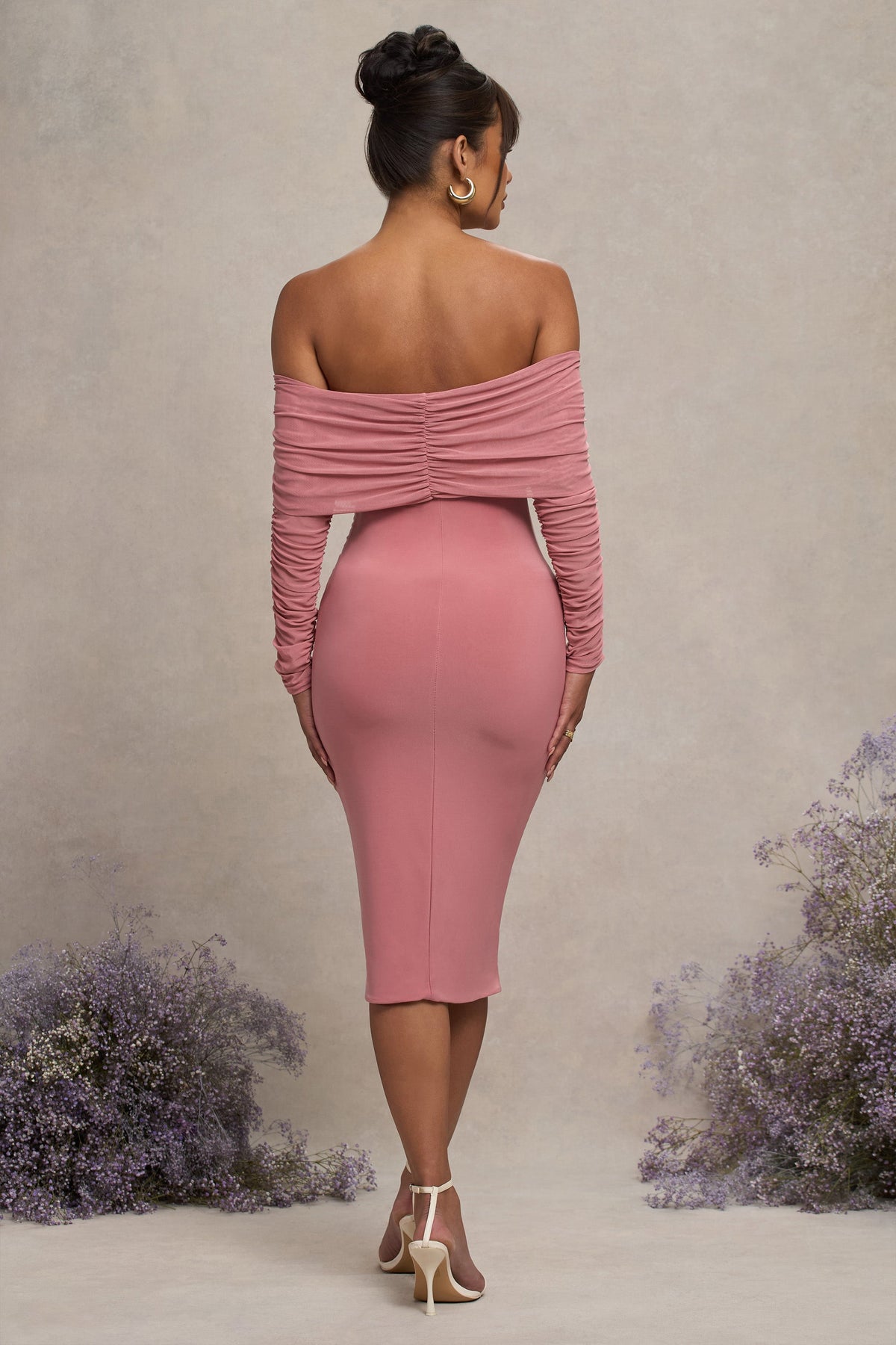 Patiently Waiting | Blushfarbenes Umstands-Bardot-Midikleid aus gerafftem Mesh