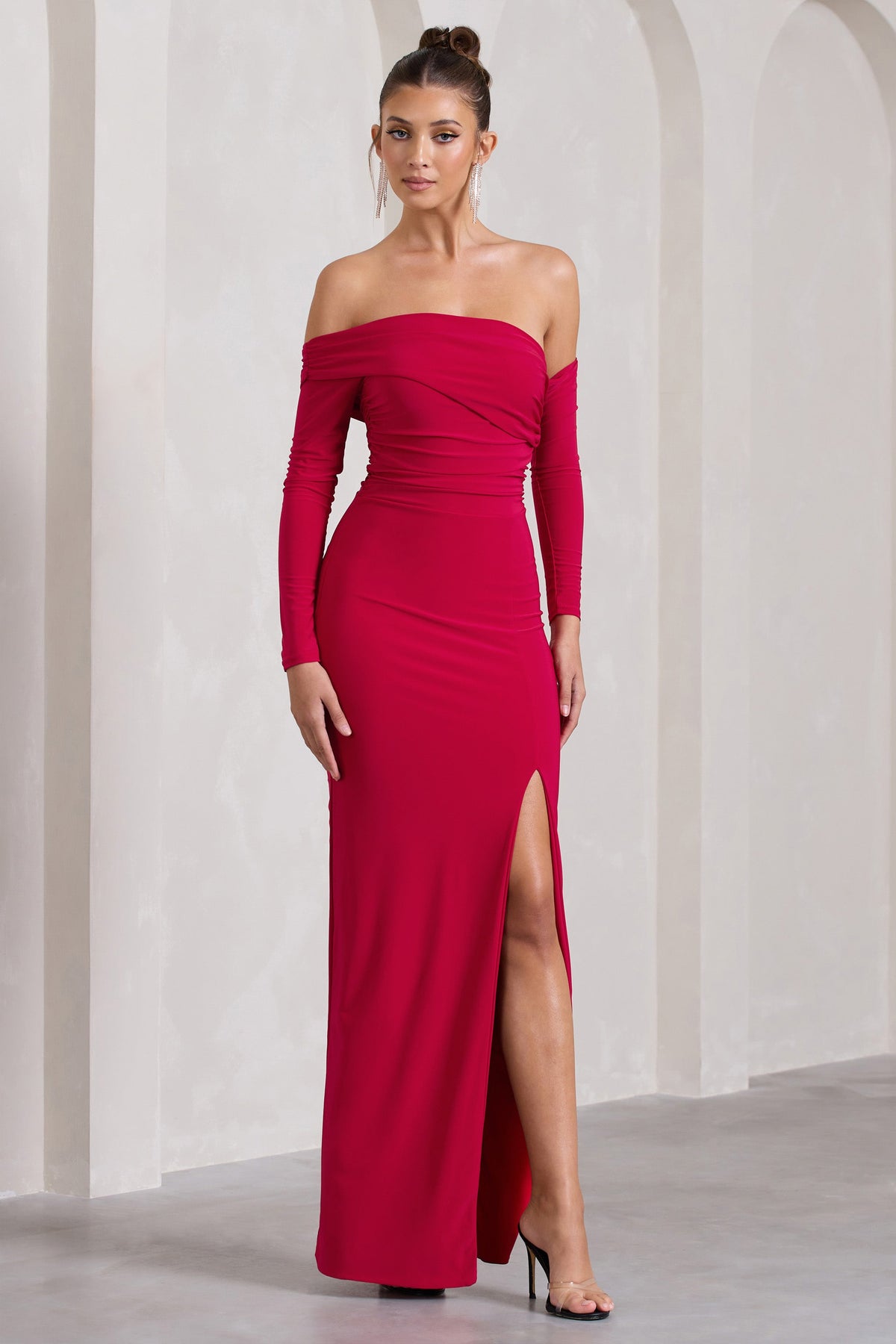 Stand Out | Rotes Bardot-Maxikleid mit langen Ärmeln, Raffung und seitlichem Schlitz