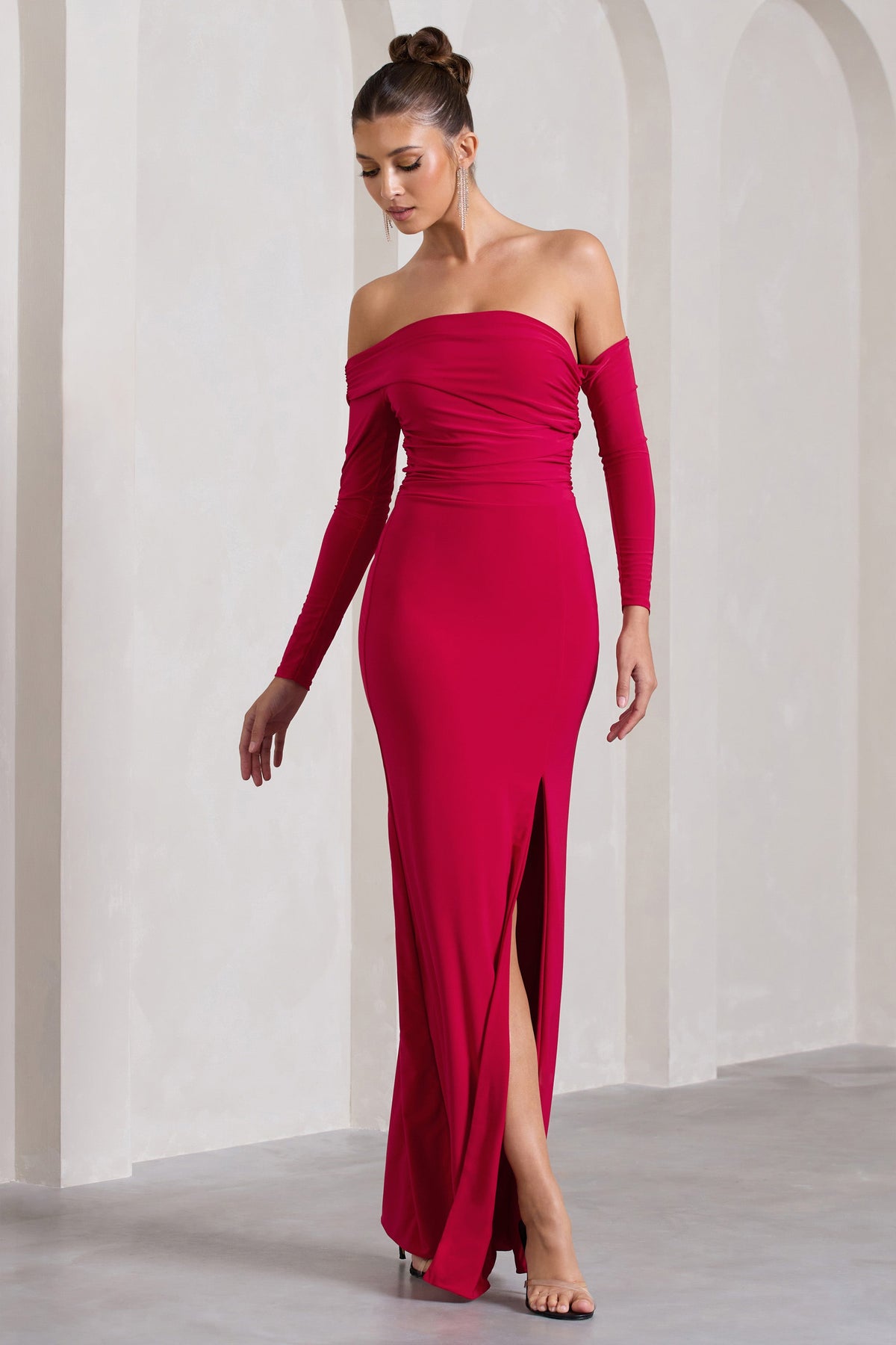 Stand Out | Rotes Bardot-Maxikleid mit langen Ärmeln, Raffung und seitlichem Schlitz