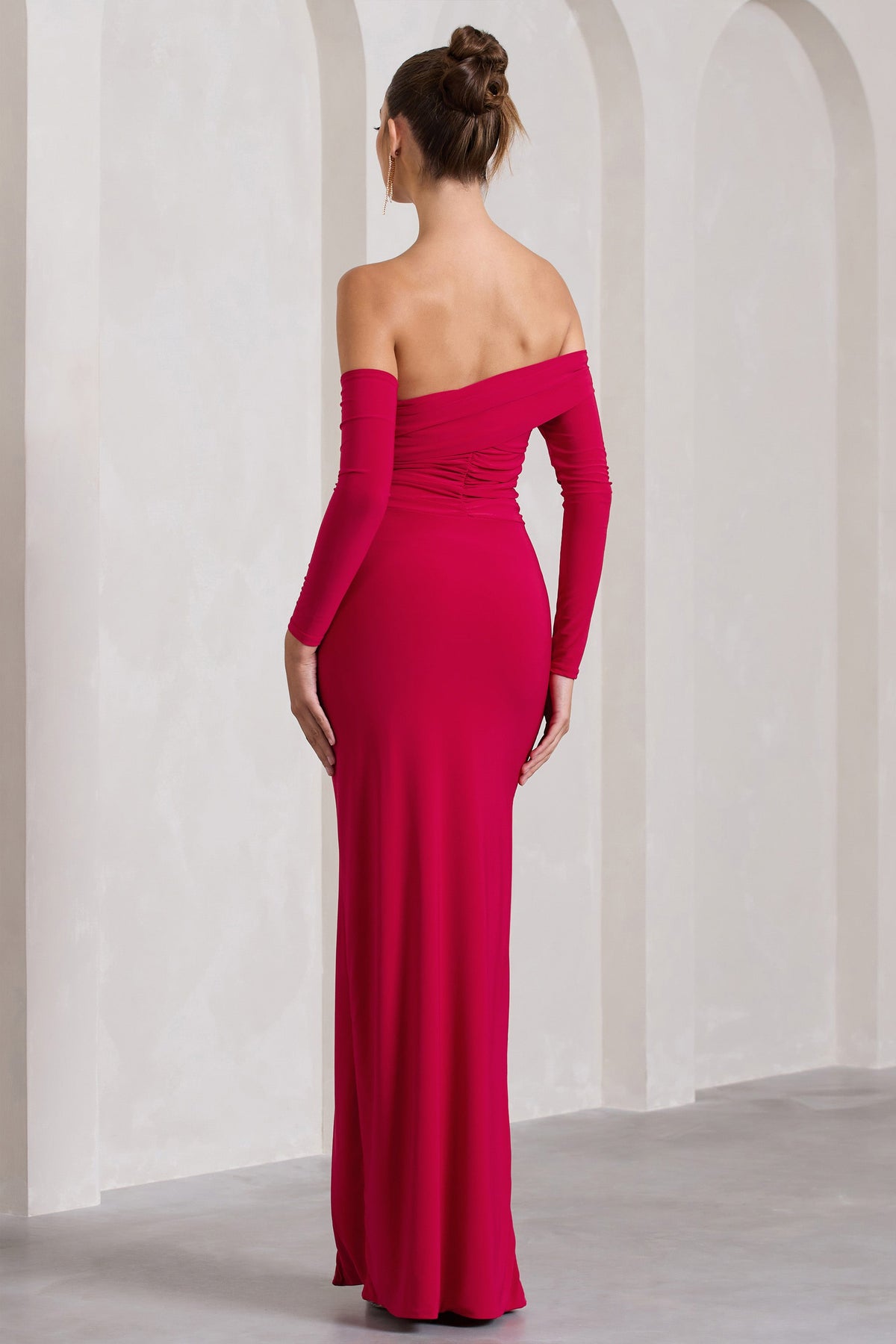 Stand Out | Rotes Bardot-Maxikleid mit langen Ärmeln, Raffung und seitlichem Schlitz
