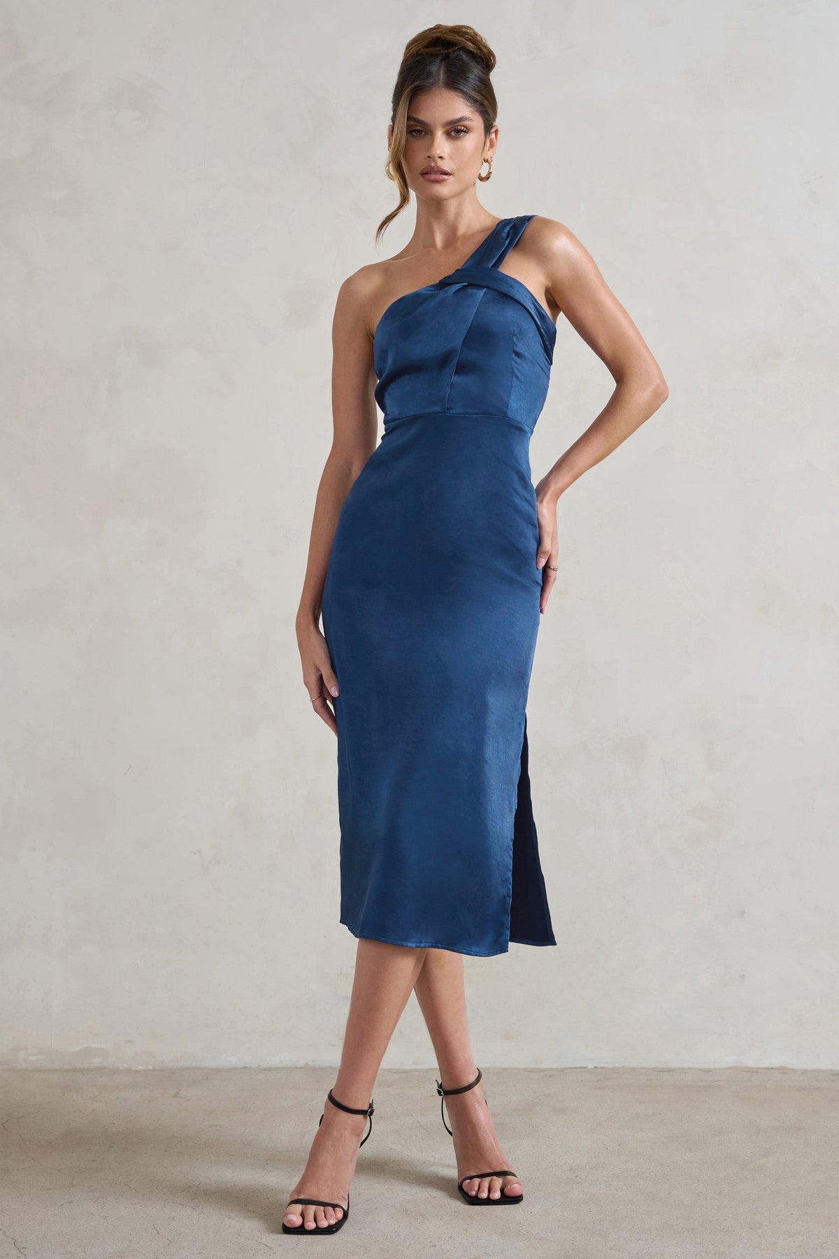 Steffie | Marineblaues asymmetrisches Satin-Midikleid