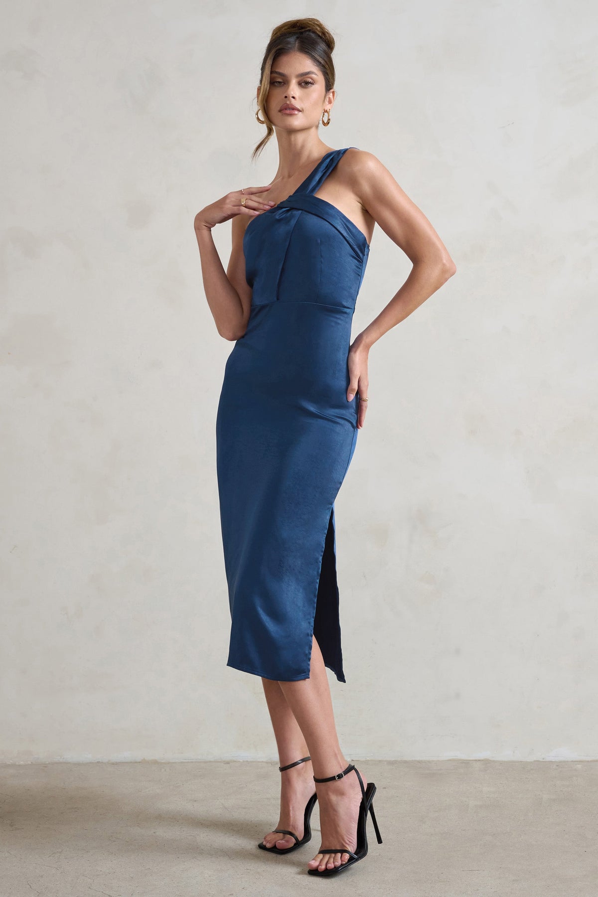 Steffie | Marineblaues asymmetrisches Satin-Midikleid