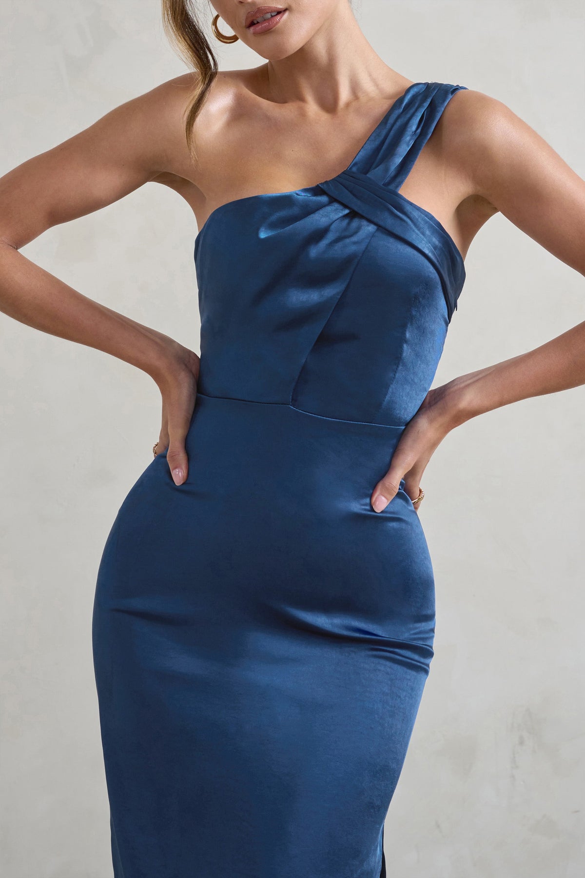 Steffie | Marineblaues asymmetrisches Satin-Midikleid