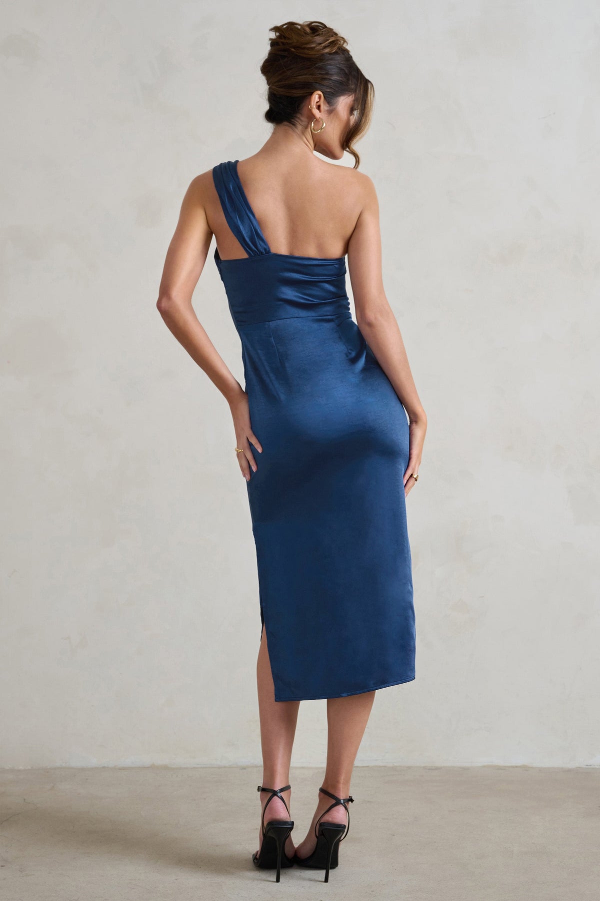 Steffie | Marineblaues asymmetrisches Satin-Midikleid