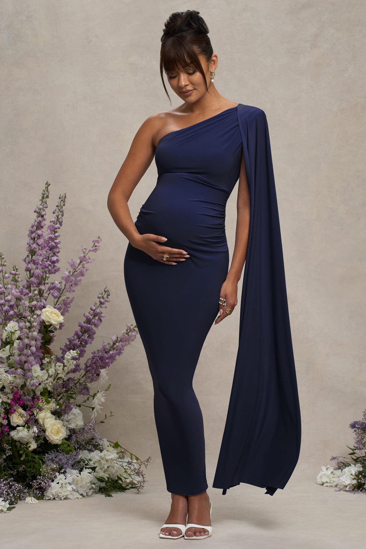 Amaryllis | Marinenblaublaues Umstands-Maxikleid mit Cape-Ärmeln und Ein-schulter-Design