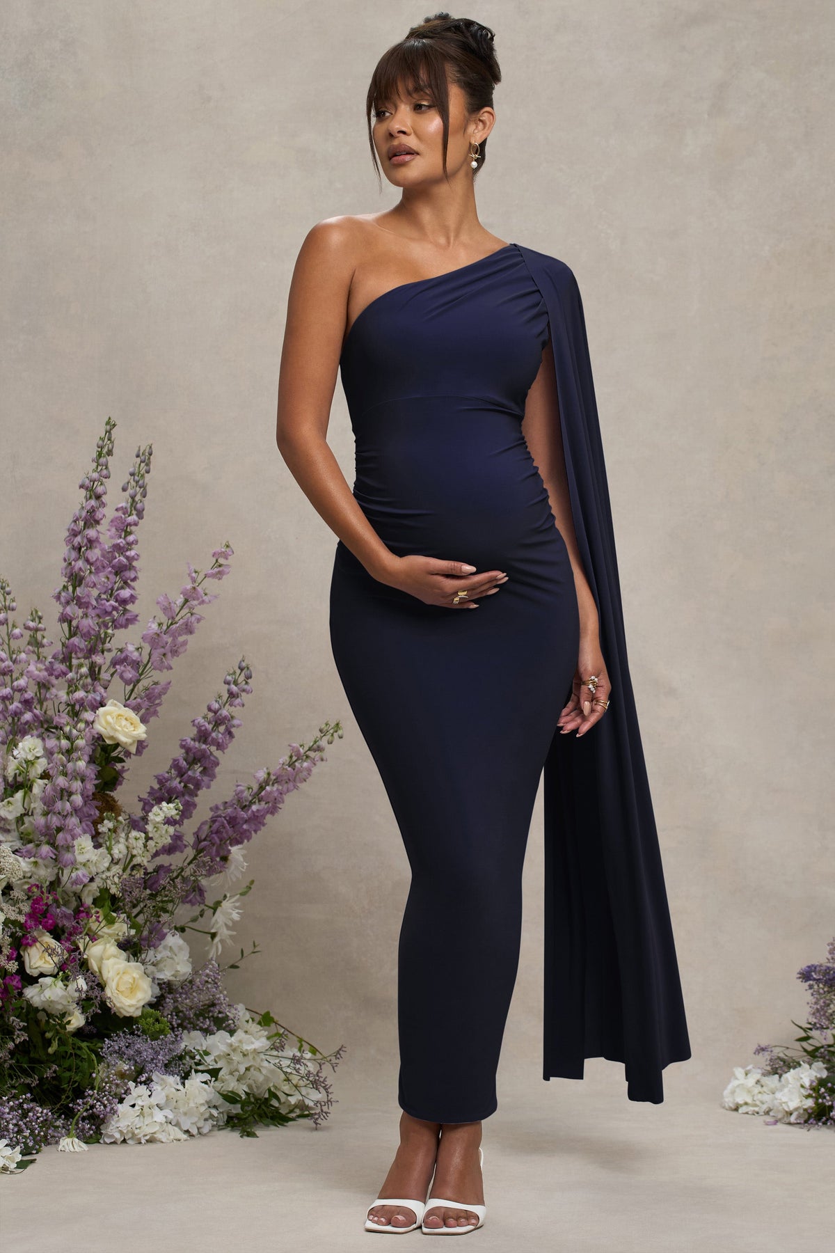Amaryllis | Marinenblaublaues Umstands-Maxikleid mit Cape-Ärmeln und Ein-schulter-Design