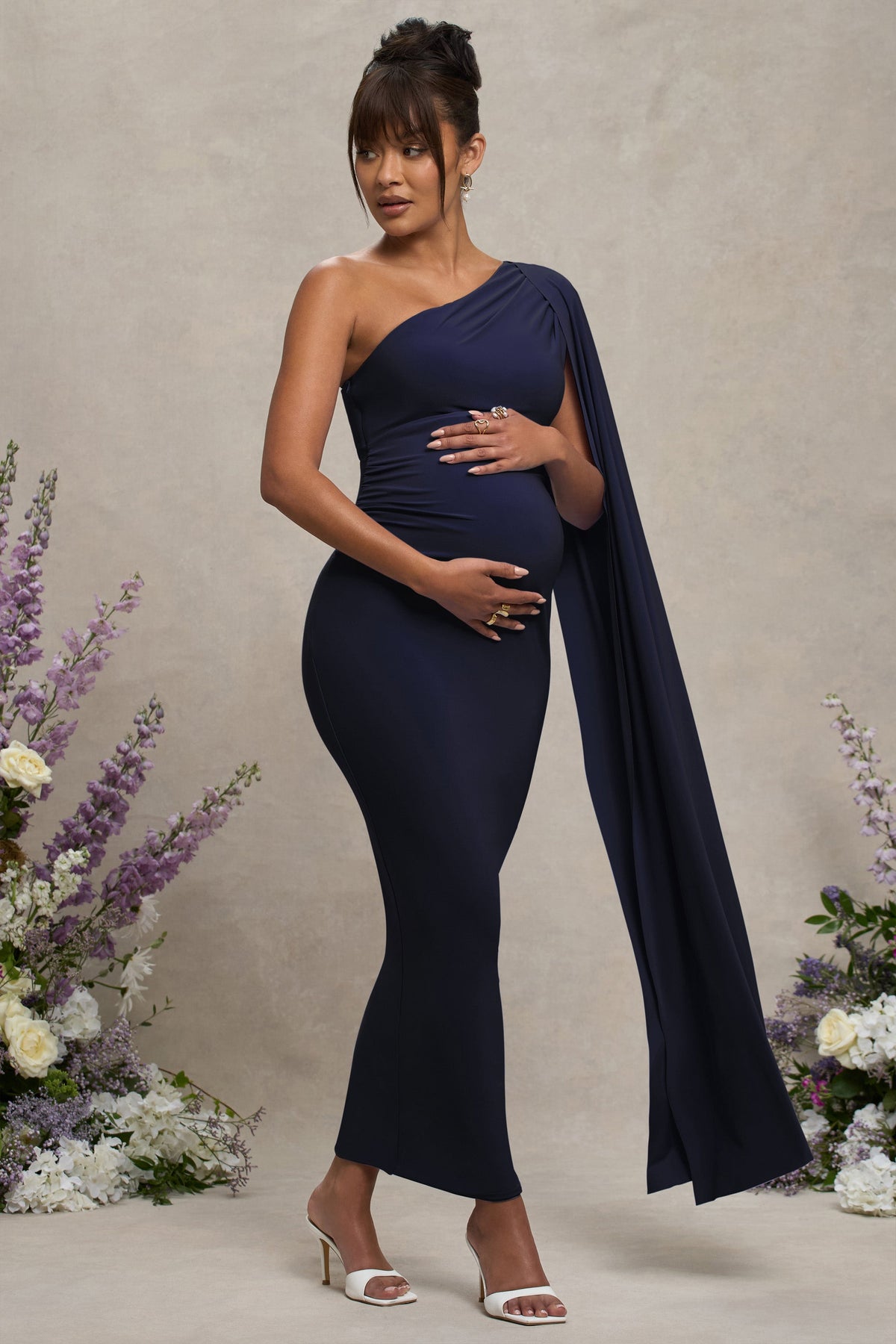 Amaryllis | Marinenblaublaues Umstands-Maxikleid mit Cape-Ärmeln und Ein-schulter-Design