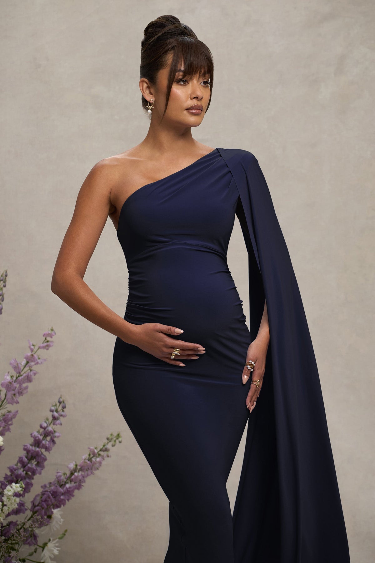 Amaryllis | Marinenblaublaues Umstands-Maxikleid mit Cape-Ärmeln und Ein-schulter-Design