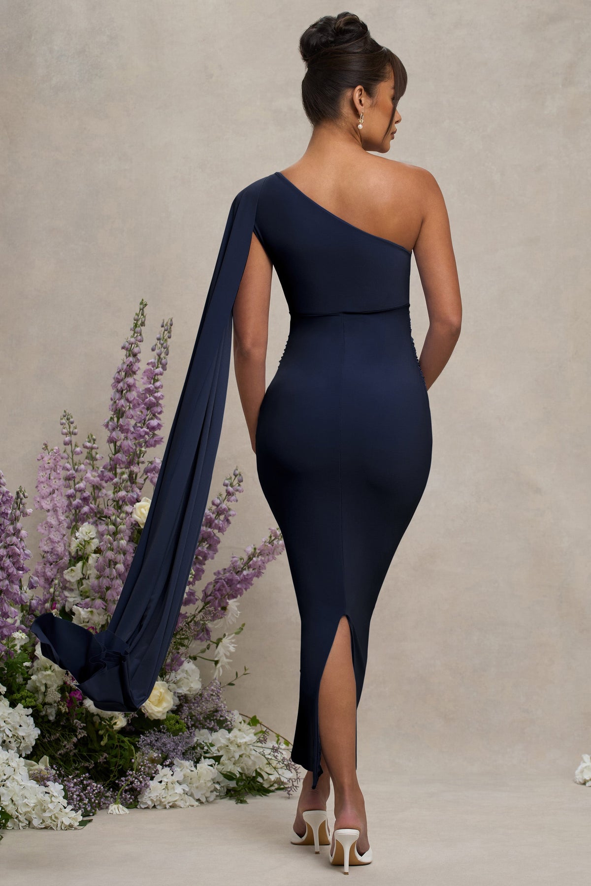 Amaryllis | Marinenblaublaues Umstands-Maxikleid mit Cape-Ärmeln und Ein-schulter-Design