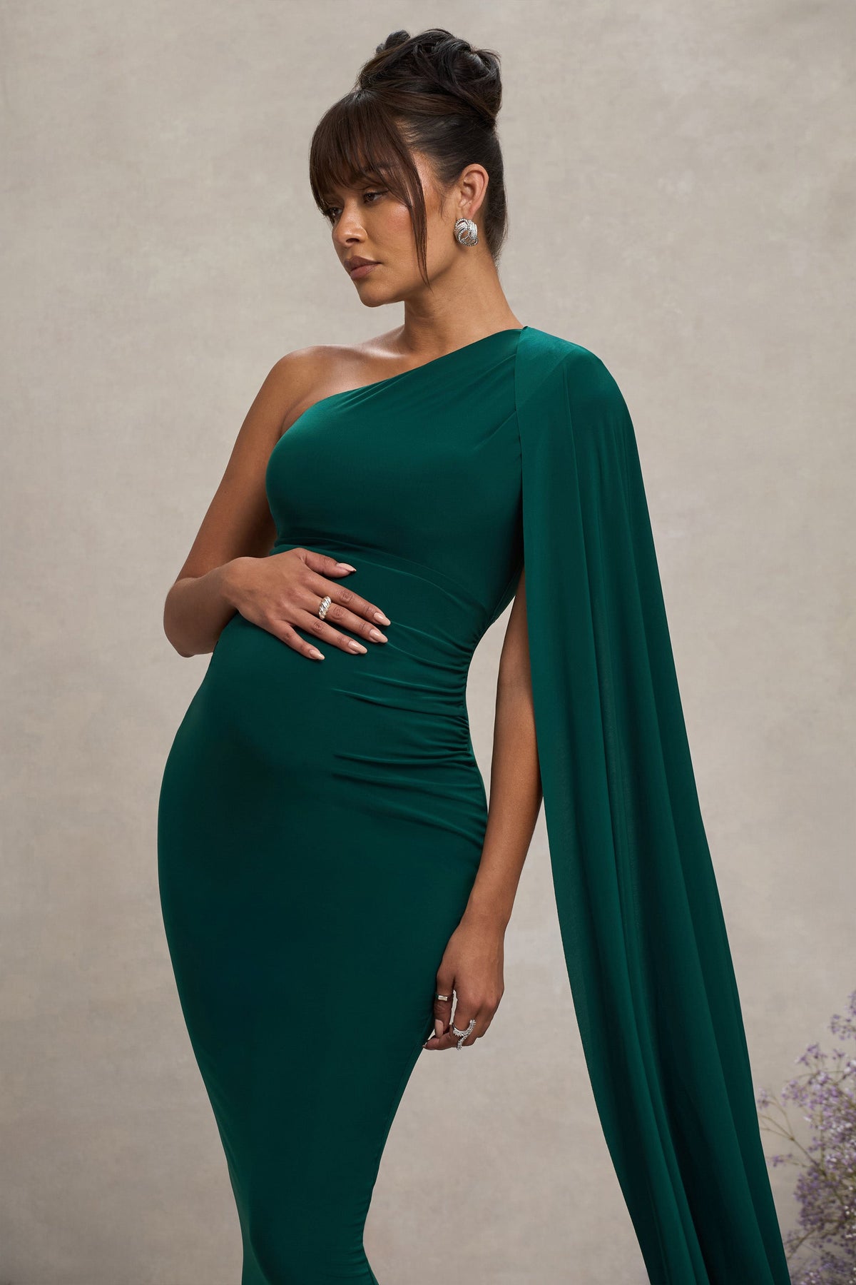 Amaryllis | Flaschengrünes Umstands-Maxikleid mit One-Shoulder-Design und Cape-Ärmel.