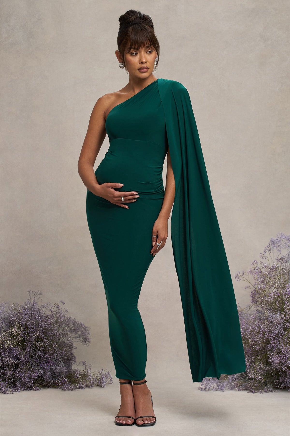 Amaryllis | Flaschengrünes Umstands-Maxikleid mit One-Shoulder-Design und Cape-Ärmel.