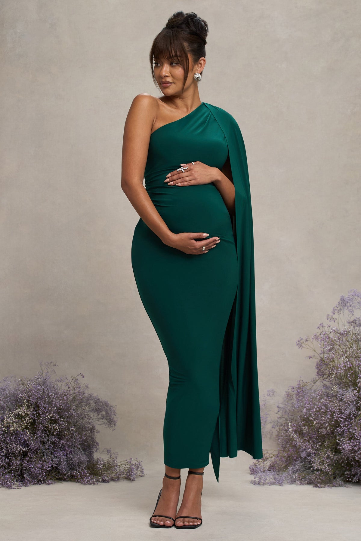 Amaryllis | Flaschengrünes Umstands-Maxikleid mit One-Shoulder-Design und Cape-Ärmel.