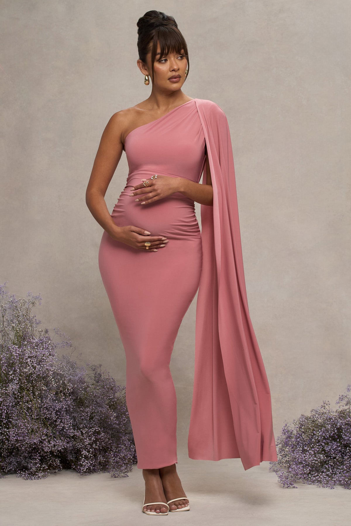 Amaryllis | Blassrosa Umstands-Einteiler mit Cape-Ärmel und asymmetrischem Schulterdesign