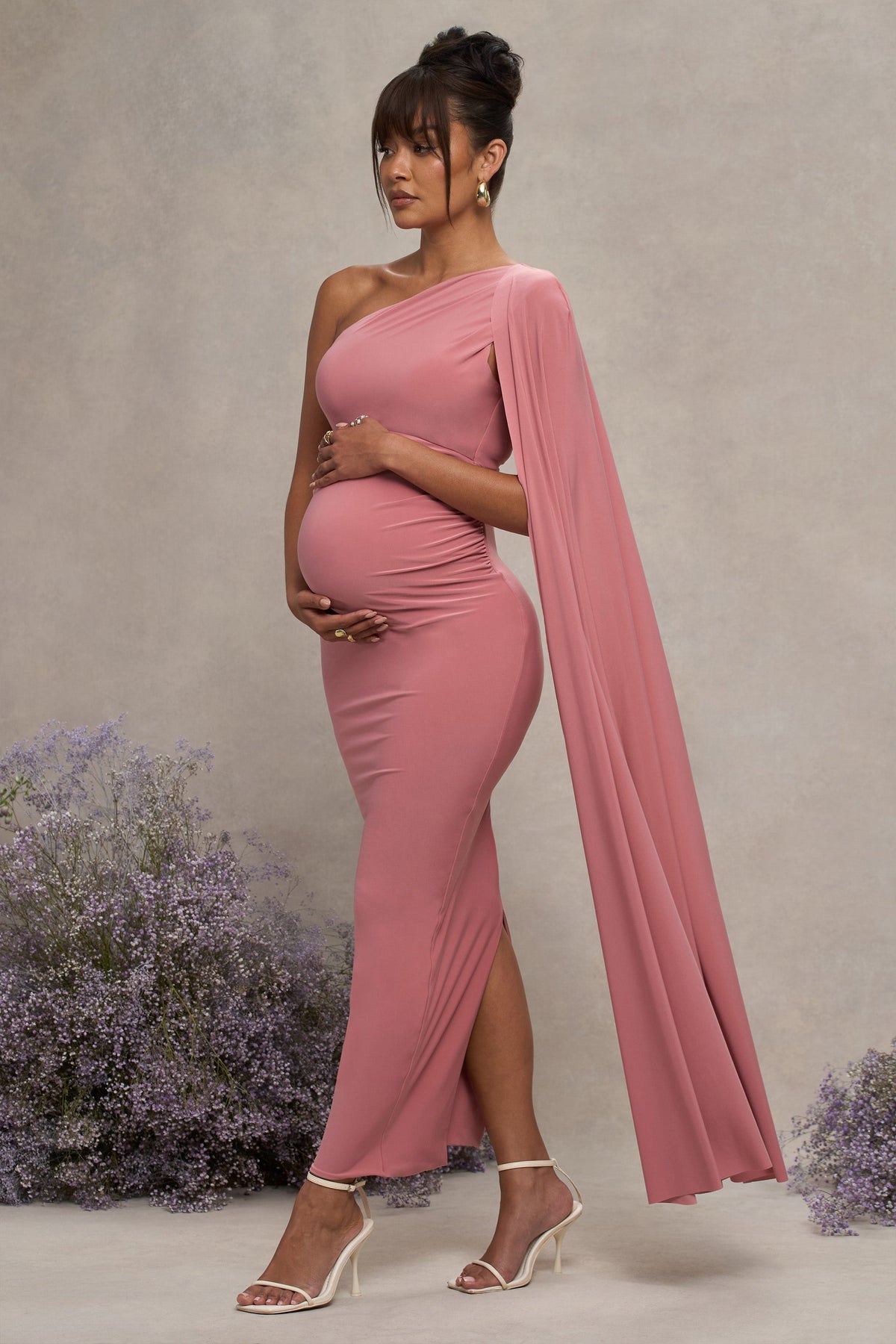 Amaryllis | Blassrosa Umstands-Einteiler mit Cape-Ärmel und asymmetrischem Schulterdesign