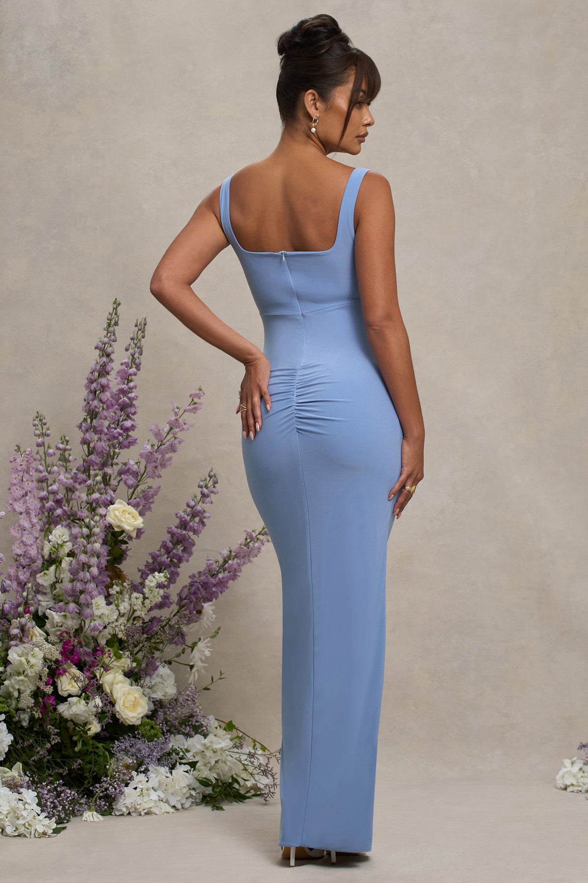 Avril | Puderblaues Umstands-Maxikleid mit eckigem Ausschnitt und Schlitz.