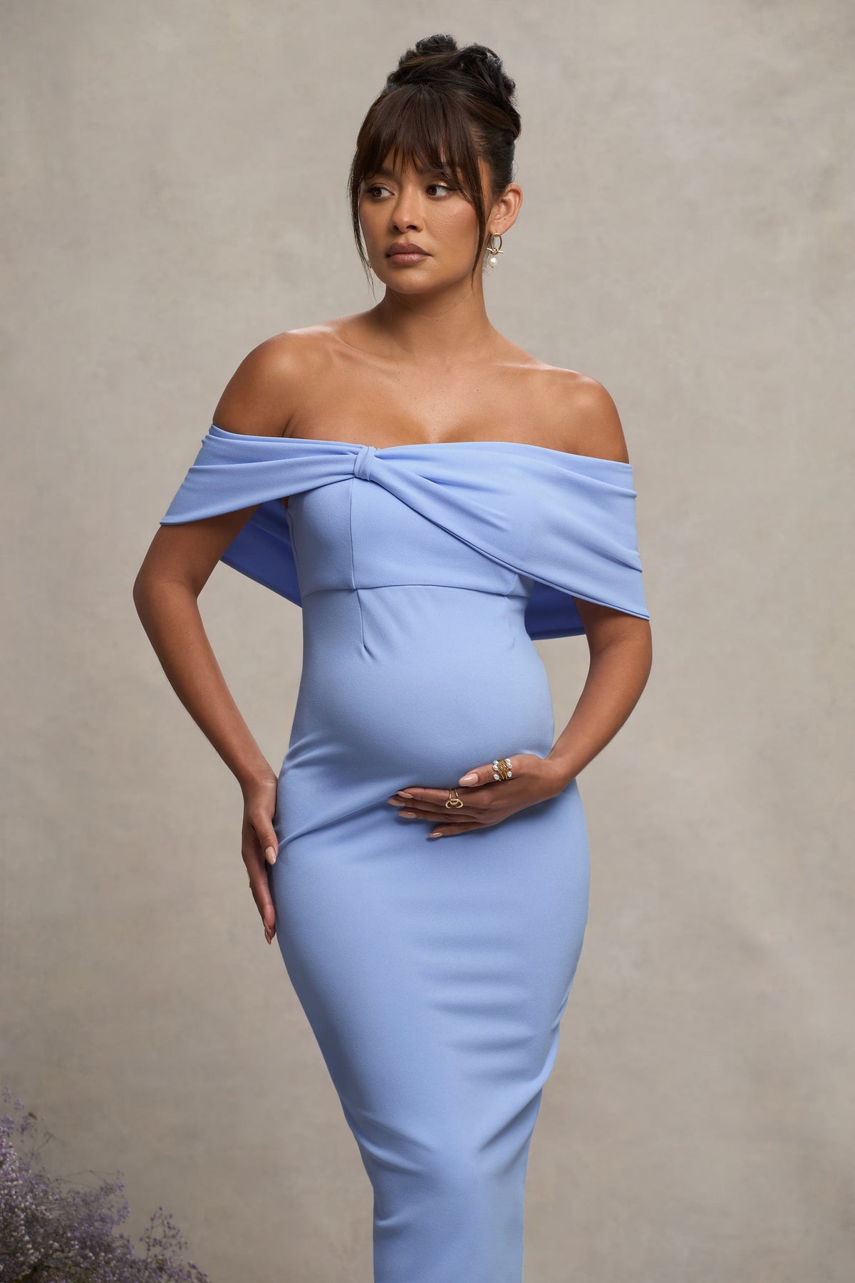 Alyssa | Puderblaues Bardot-Umstands-Midikleid mit Schleife und Raffung