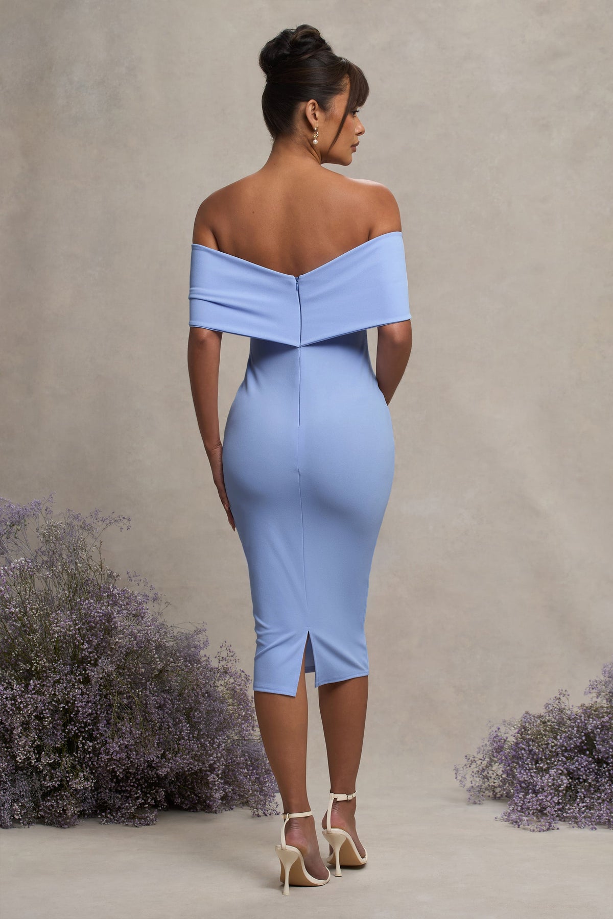 Alyssa | Puderblaues Bardot-Umstands-Midikleid mit Schleife und Raffung