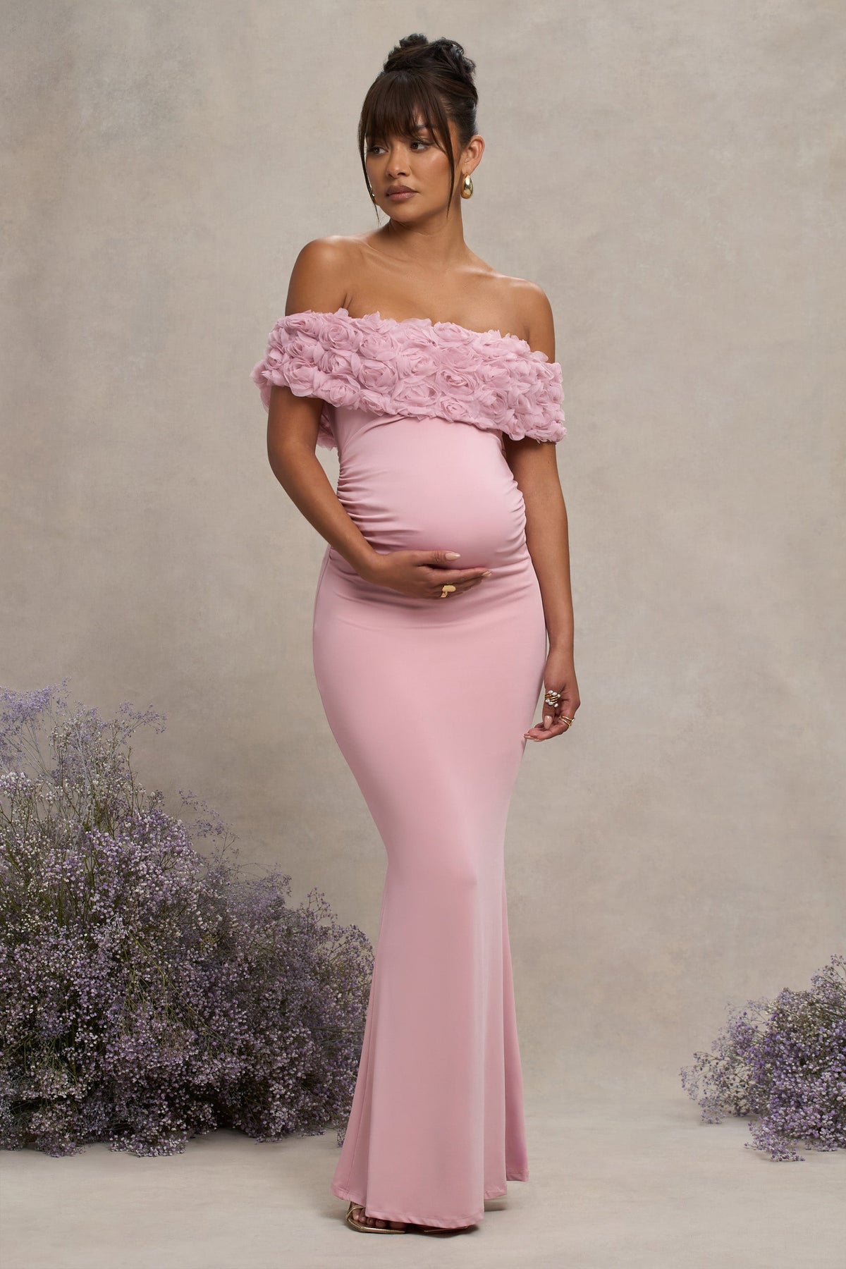 Inflorescence | Zartrosa Umstands-Maxikleid aus Mesh mit floraler Bardot-Verzierung