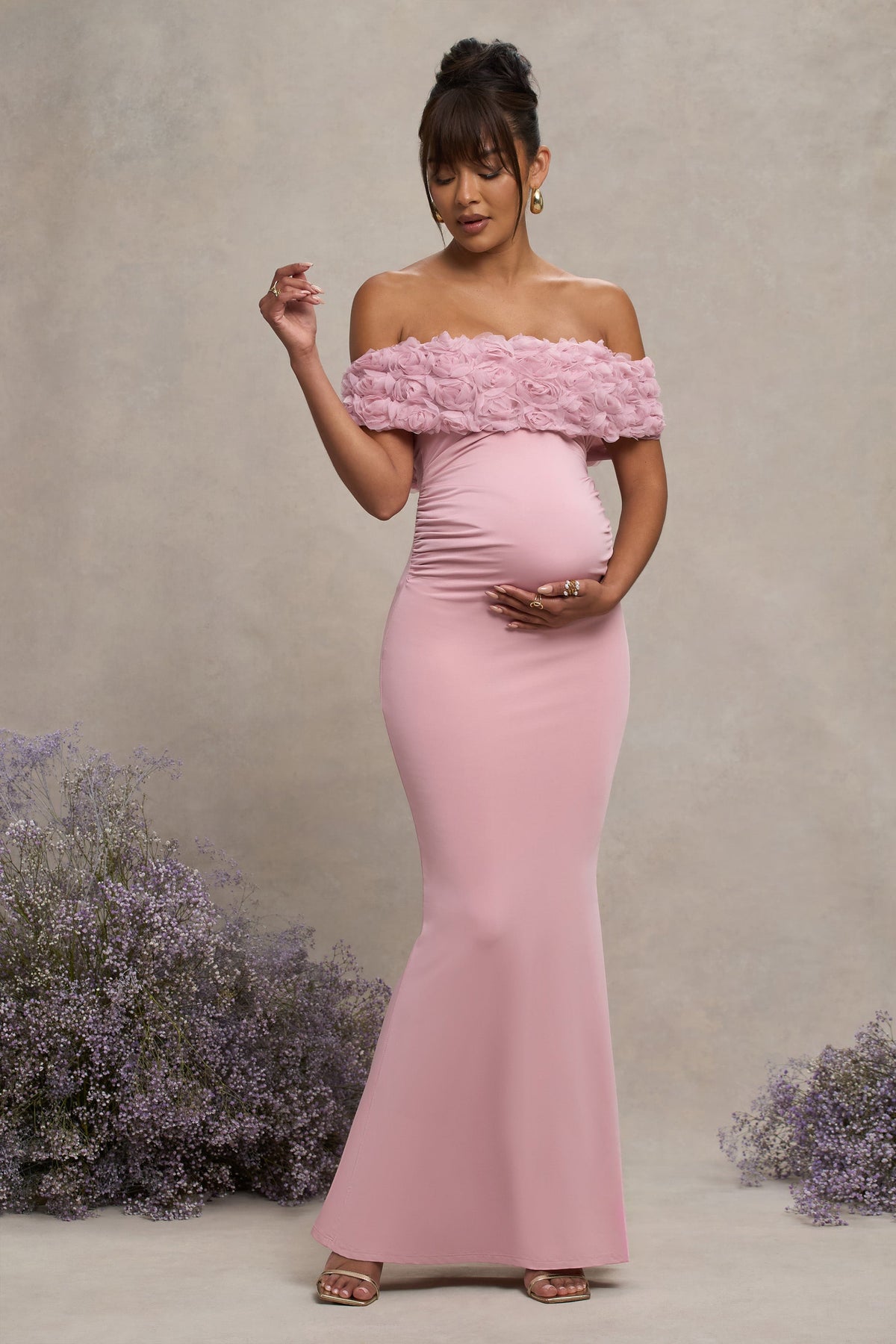 Inflorescence | Zartrosa Umstands-Maxikleid aus Mesh mit floraler Bardot-Verzierung