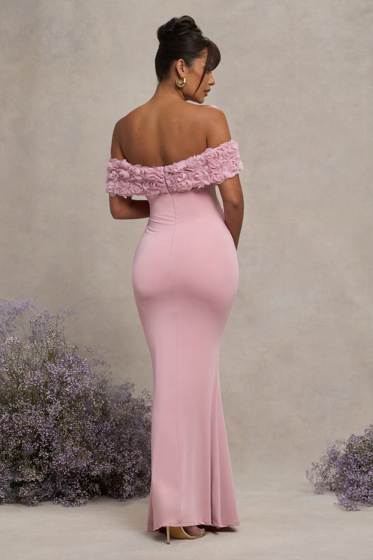 Inflorescence | Zartrosa Umstands-Maxikleid aus Mesh mit floraler Bardot-Verzierung