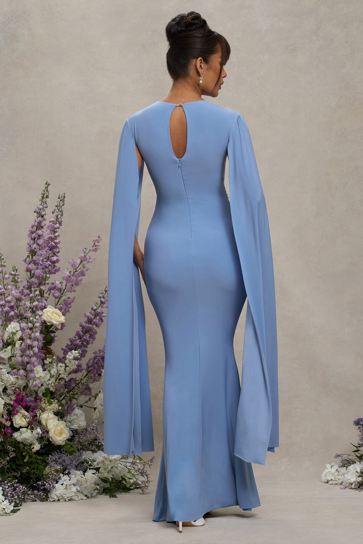 Divine Timing | Puderblaues Umstands-Maxikleid mit Cape-Ärmeln