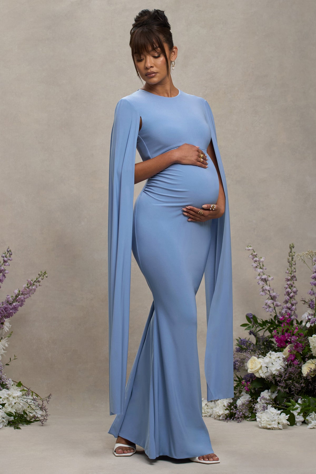 Divine Timing | Puderblaues Umstands-Maxikleid mit Cape-Ärmeln
