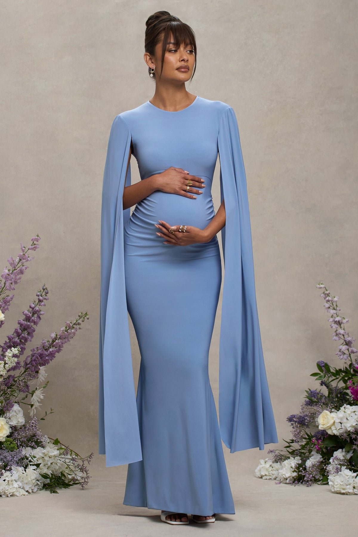 Divine Timing | Puderblaues Umstands-Maxikleid mit Cape-Ärmeln