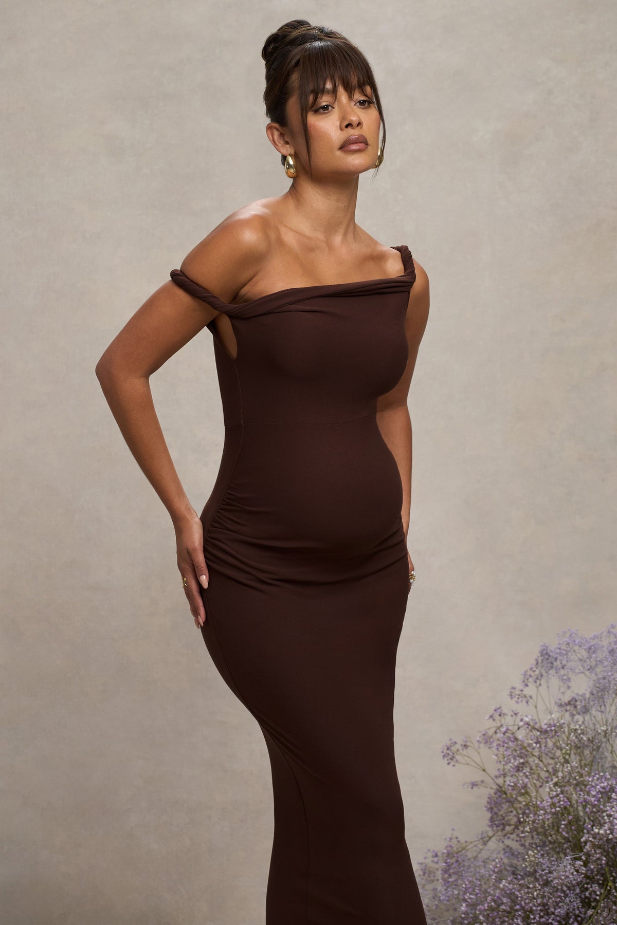 Salome | Schokoladenbraunes asymmetrisches Twist-Umstandsmidikleid