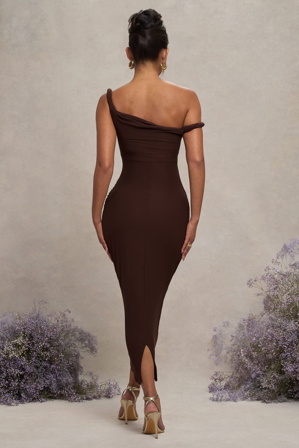 Salome | Schokoladenbraunes asymmetrisches Twist-Umstandsmidikleid
