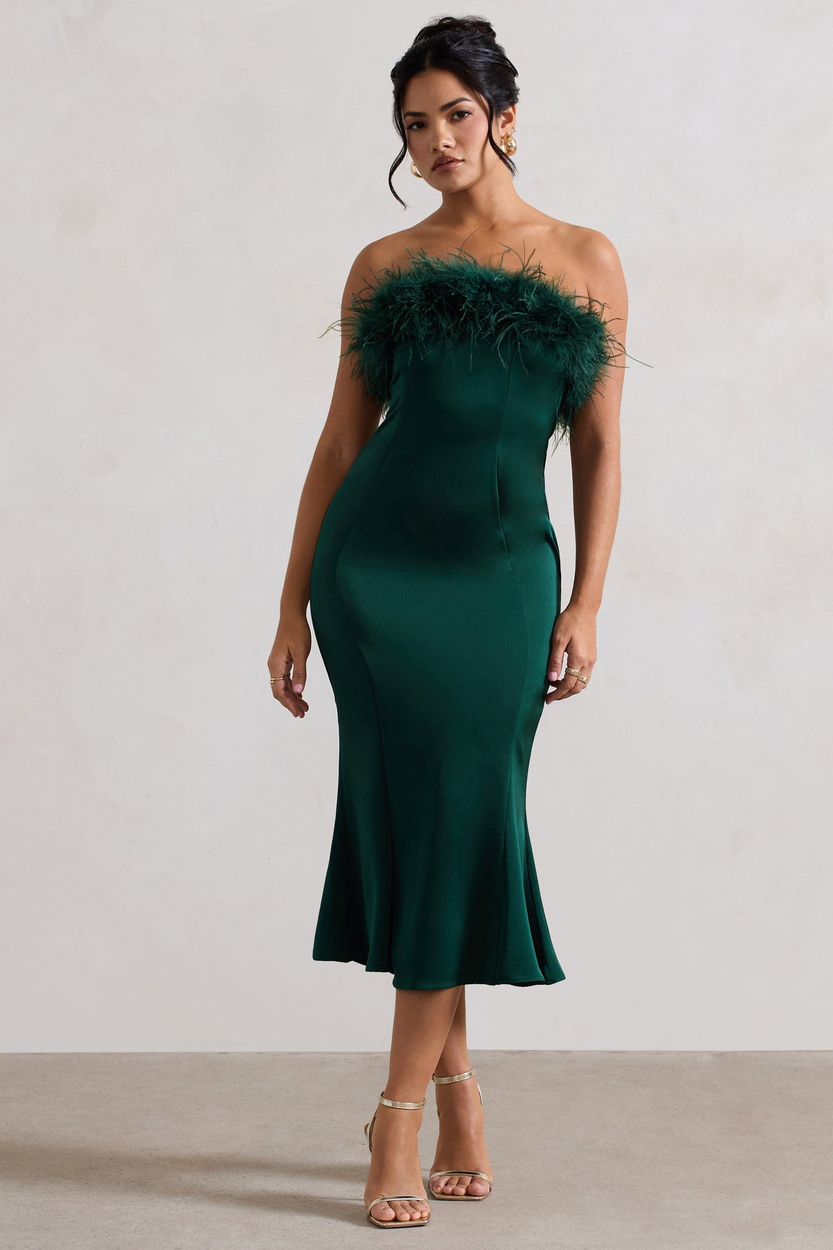 One And Only | Flaschengrünes Satin-Bandeau-Midikleid mit Federbesatz