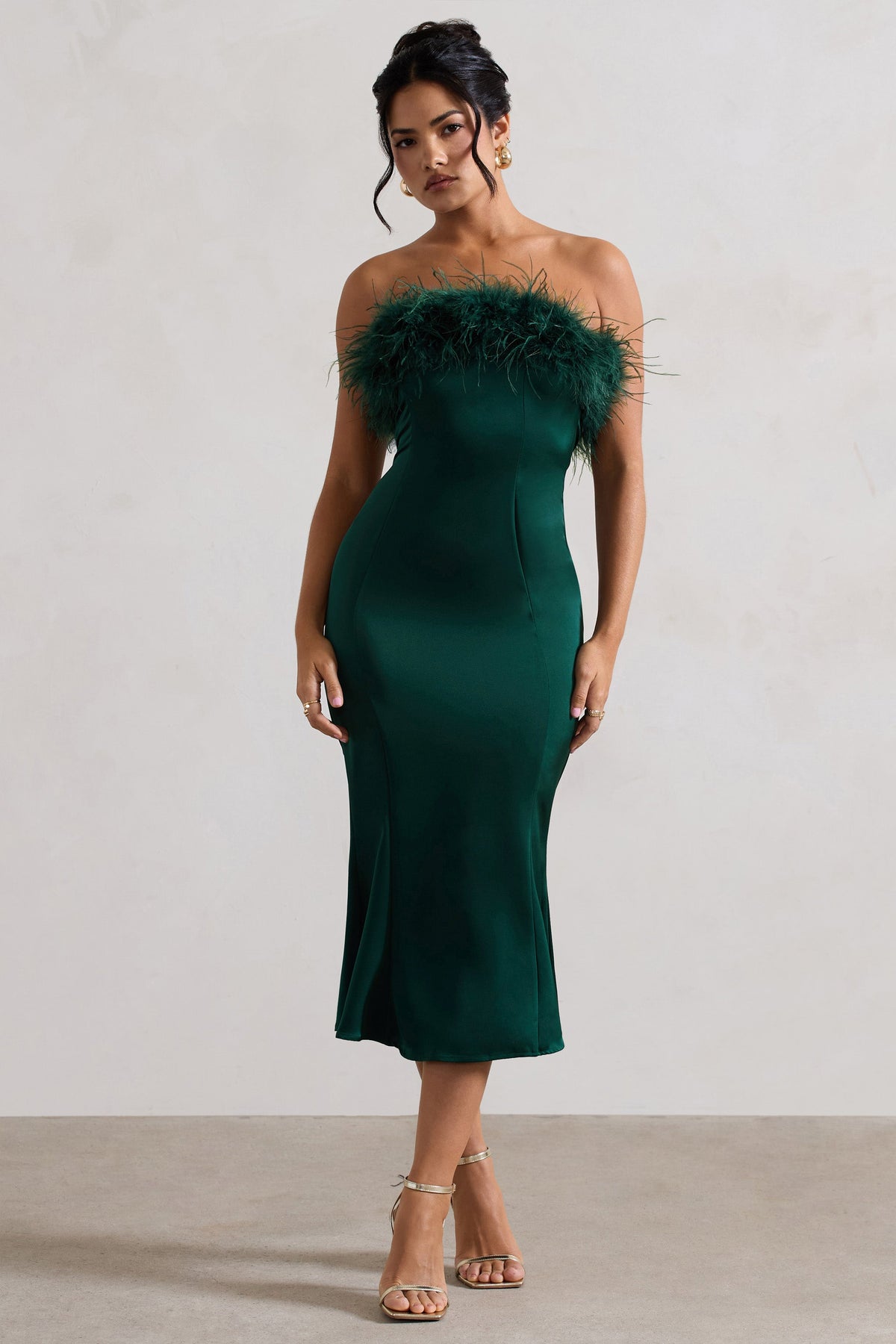 One And Only | Flaschengrünes Satin-Bandeau-Midikleid mit Federbesatz