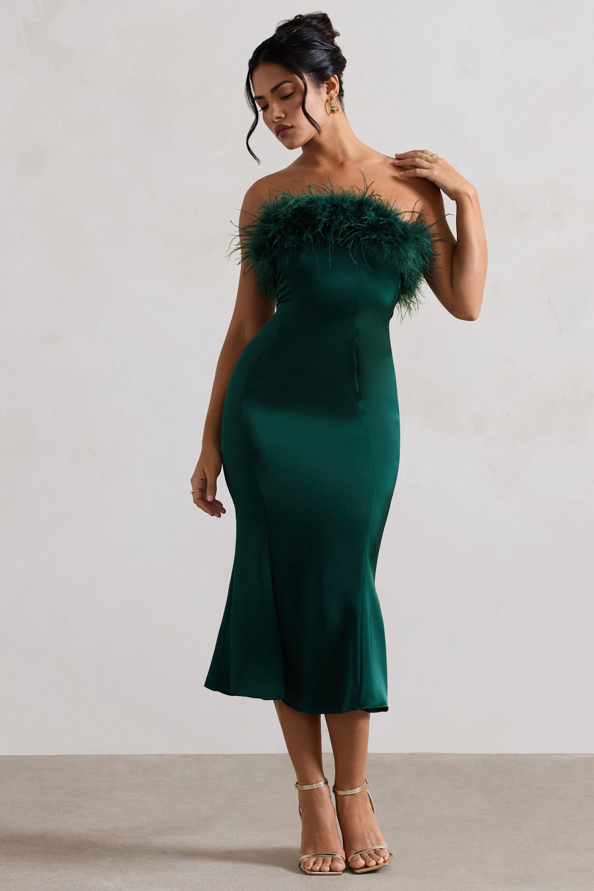 One And Only | Flaschengrünes Satin-Bandeau-Midikleid mit Federbesatz