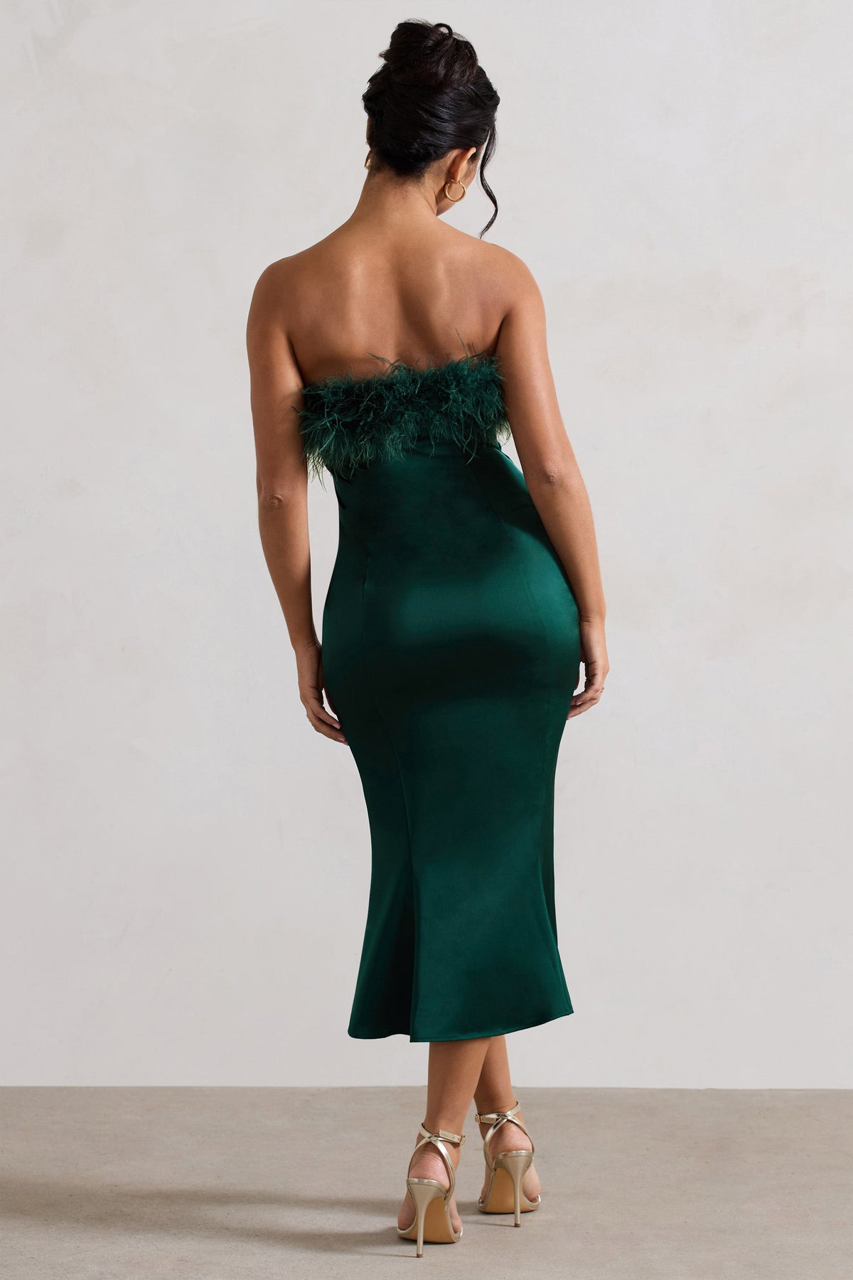One And Only | Flaschengrünes Satin-Bandeau-Midikleid mit Federbesatz