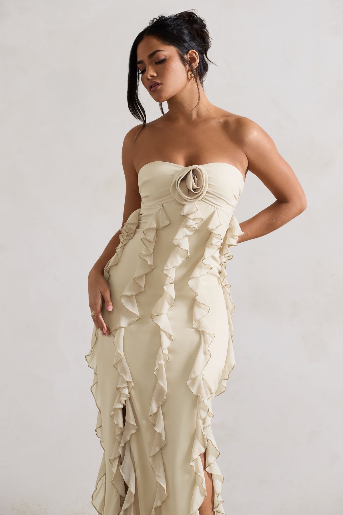 Gardenia | Champagnerfarbiges trägerloses Rüschen-Maxikleid mit Korsage