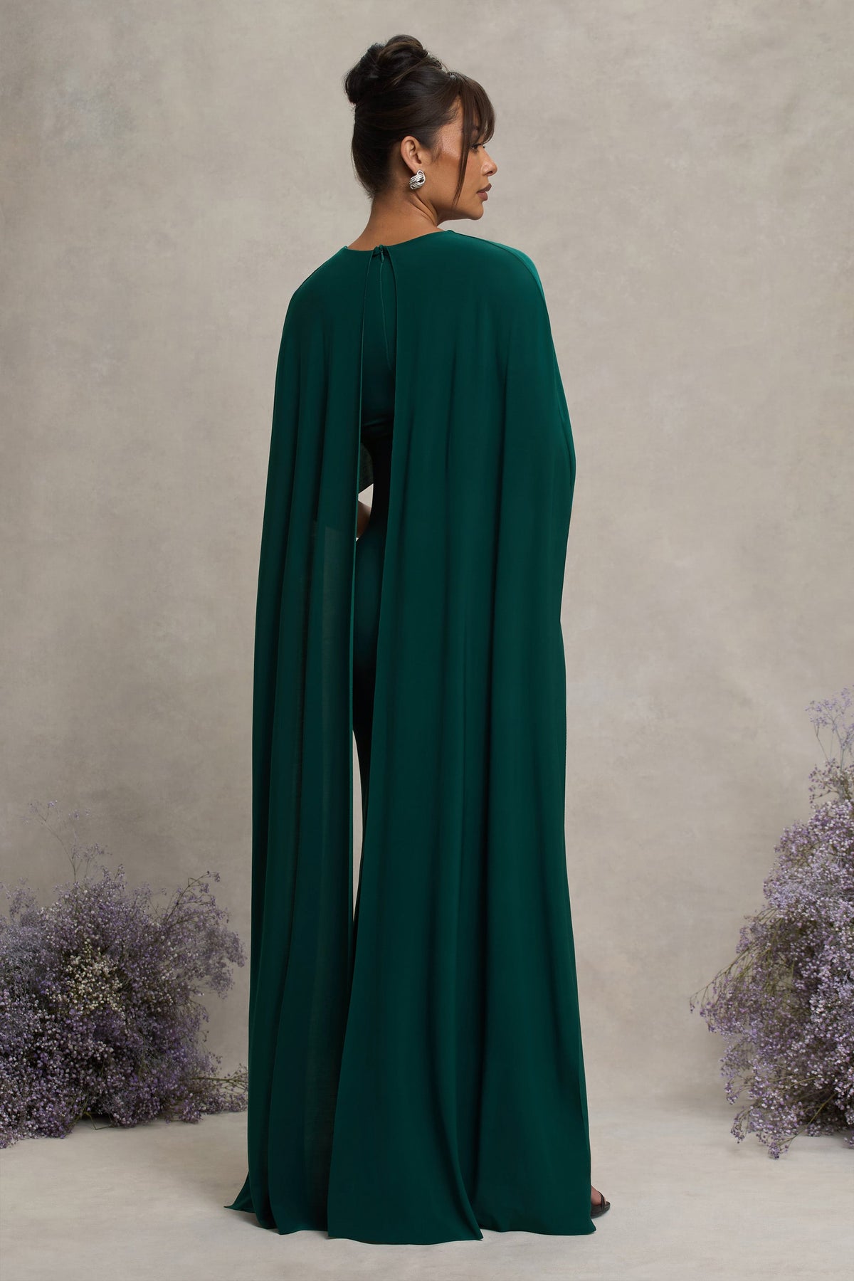 Padma | Flaschengrünes drapiertes Umstands-Maxikleid mit Cape-Ärmeln.